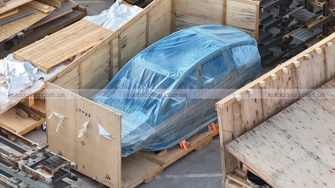 Tesla готує новий Model Y L. Відеозаписи з заводу в Техасі