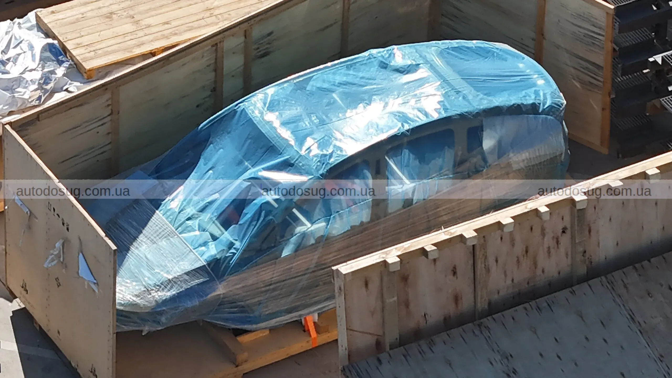 Tesla готує новий Model Y L. Відеозаписи з заводу в Техасі