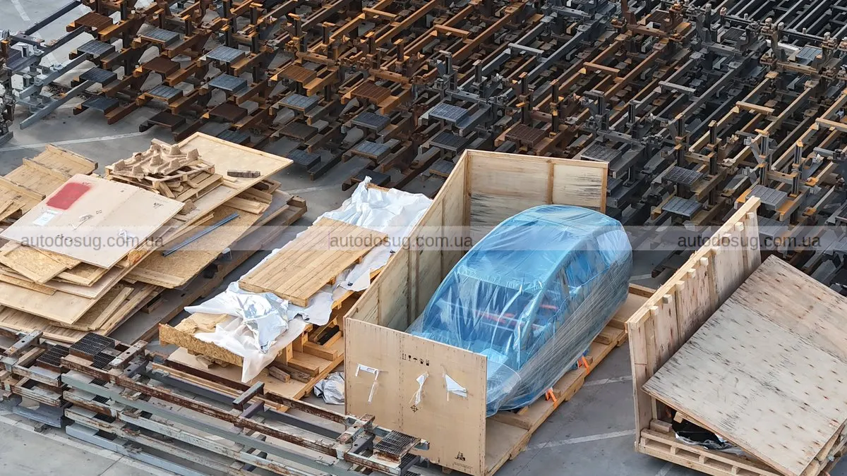 Tesla готує новий Model Y L. Відеозаписи з заводу в Техасі