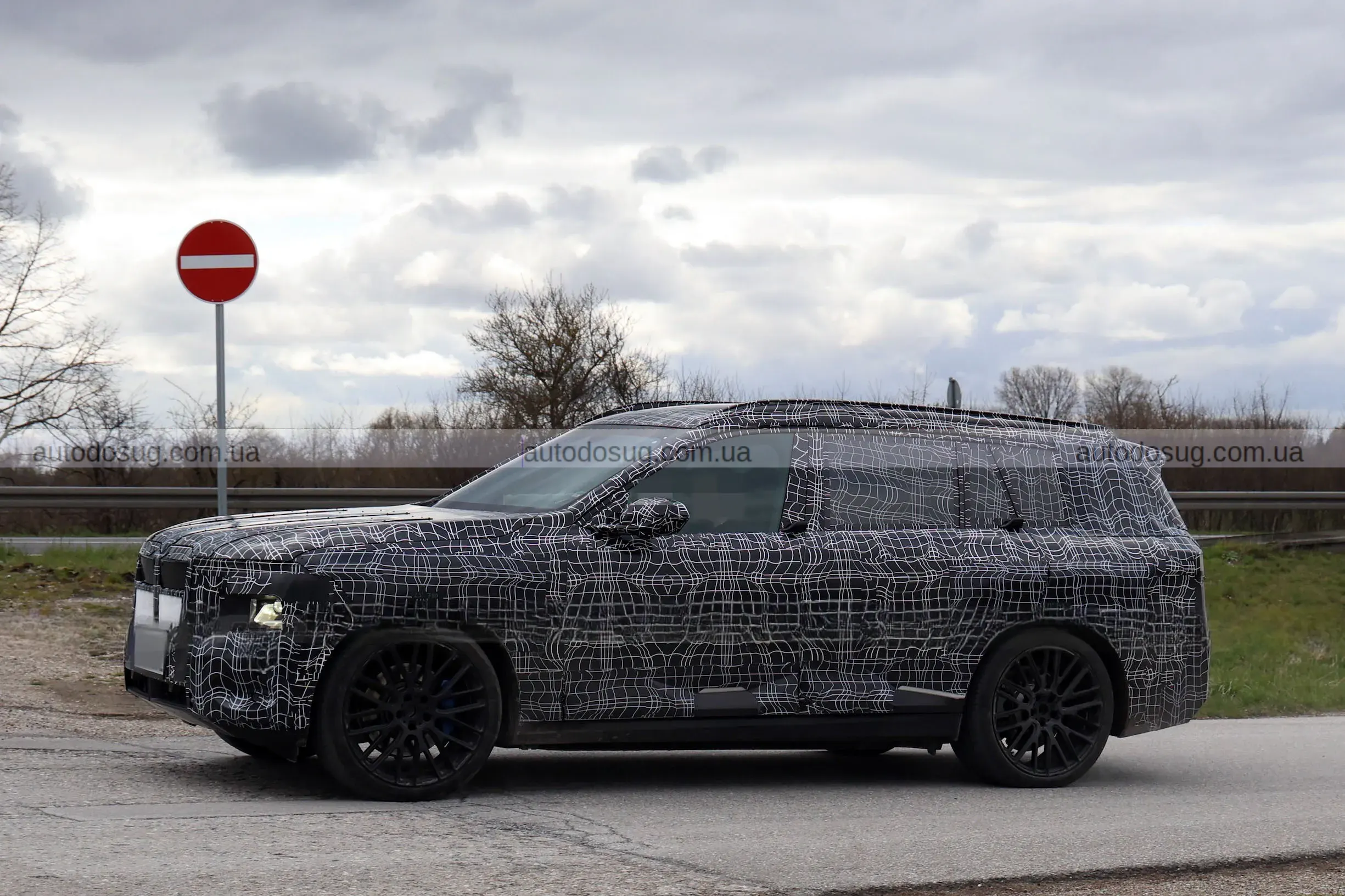 BMW готує електричний флагман iX7, що змінює логіку