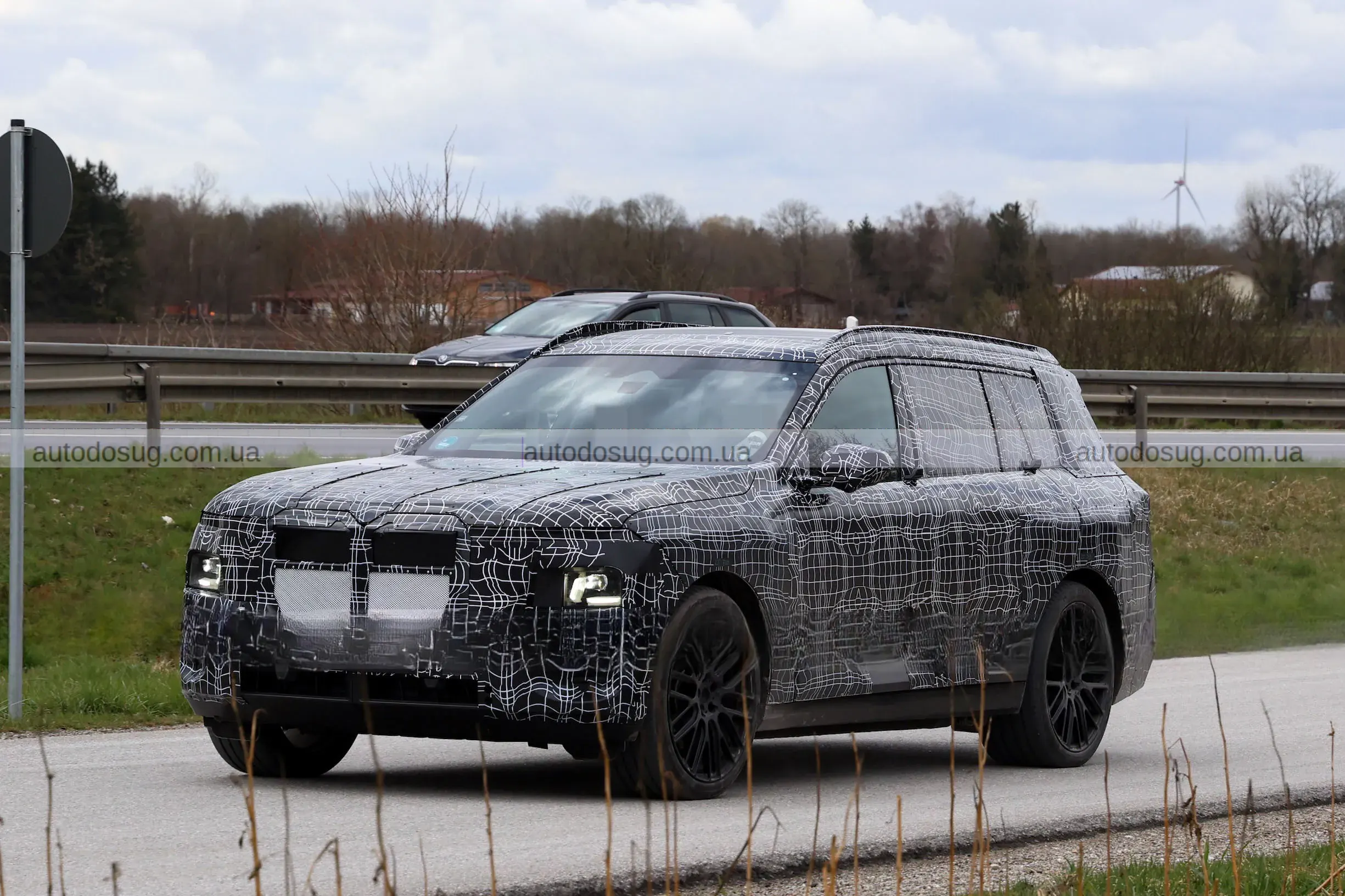 BMW готує електричний флагман iX7, що змінює логіку