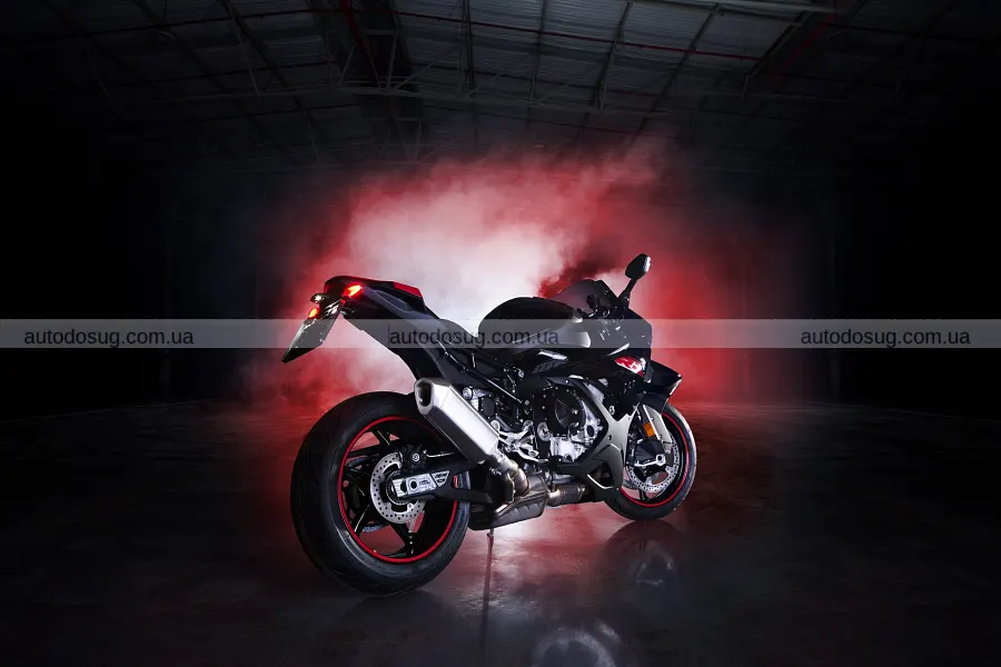 BMW зібрала в одну серію M2 і рідкісні байки