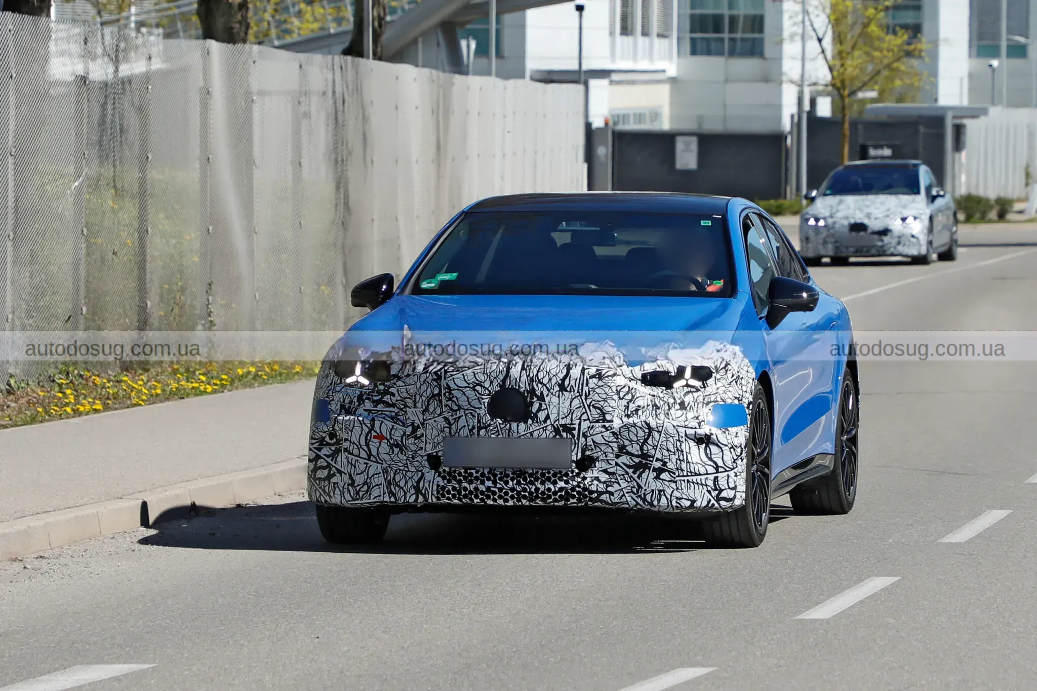 Електричний Mercedes C-Class EQ вичерпує камуфляж