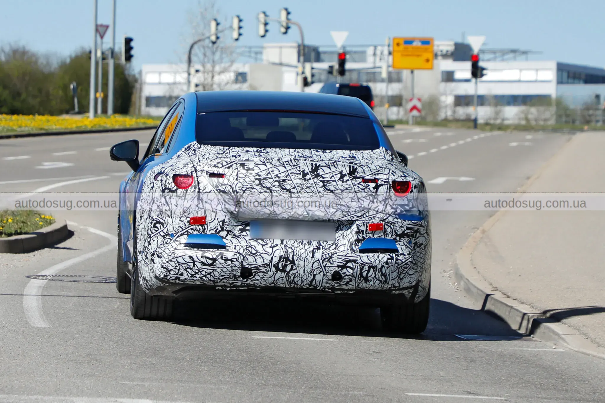 Електричний Mercedes C-Class EQ вичерпує камуфляж