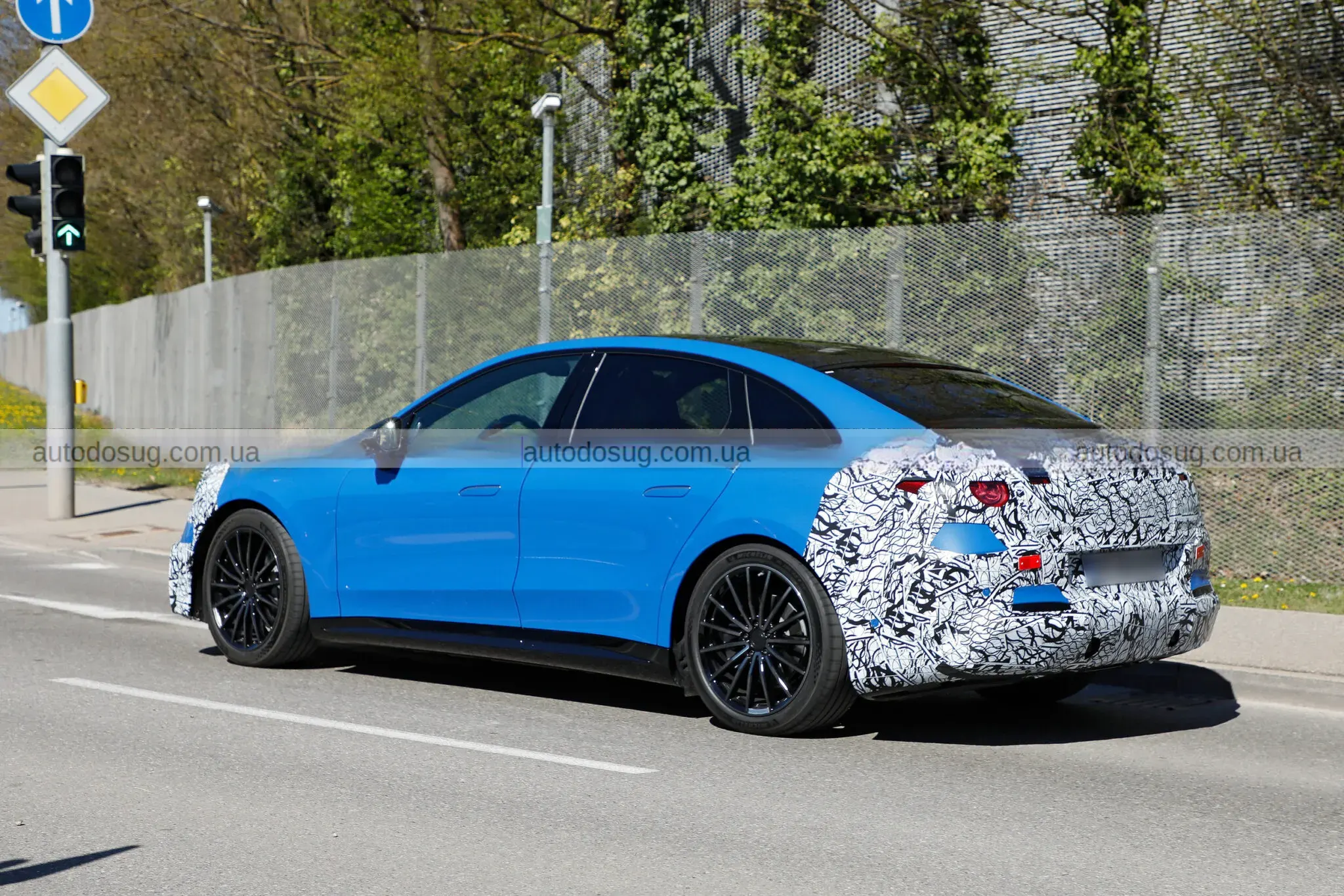 Електричний Mercedes C-Class EQ вичерпує камуфляж