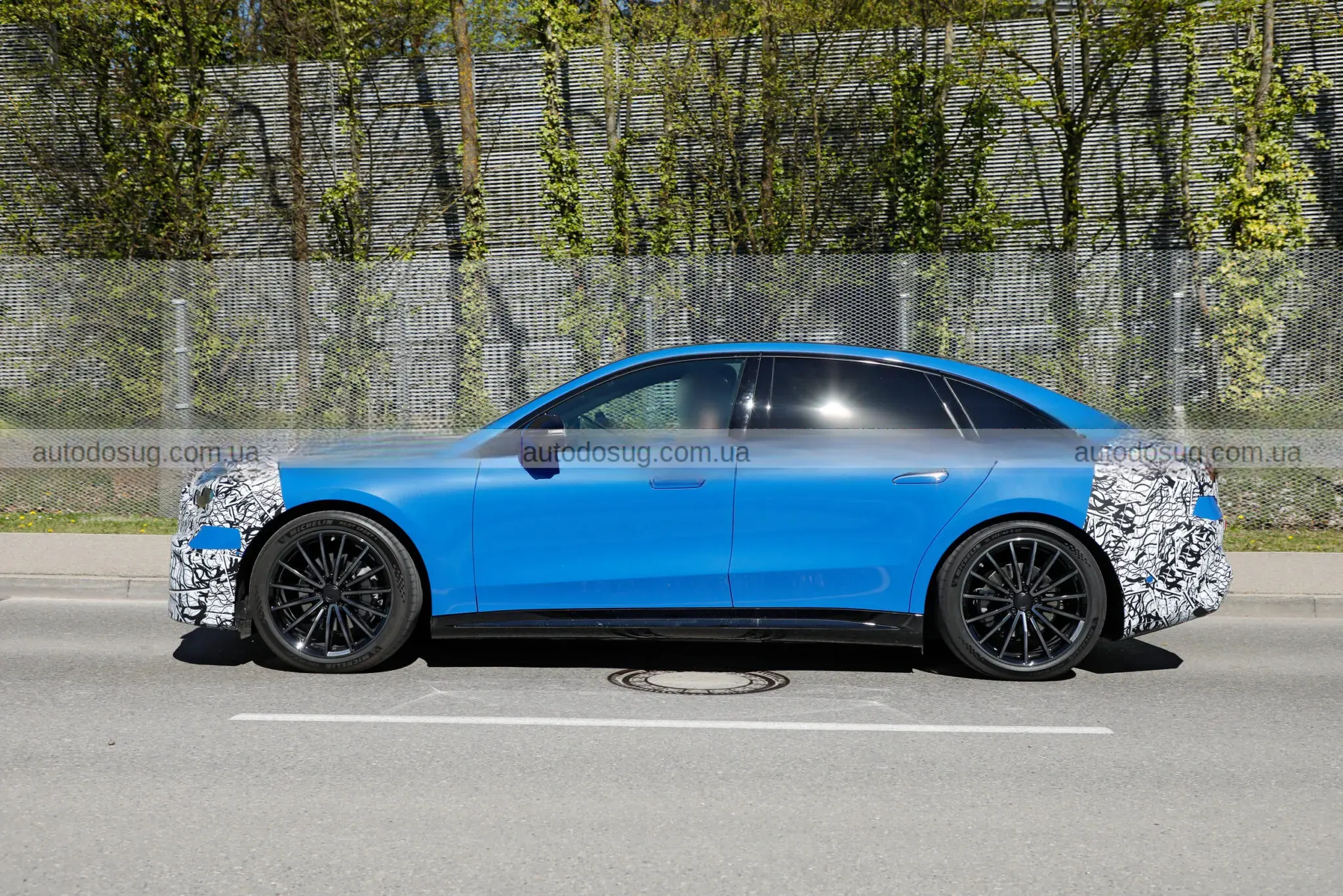 Електричний Mercedes C-Class EQ вичерпує камуфляж