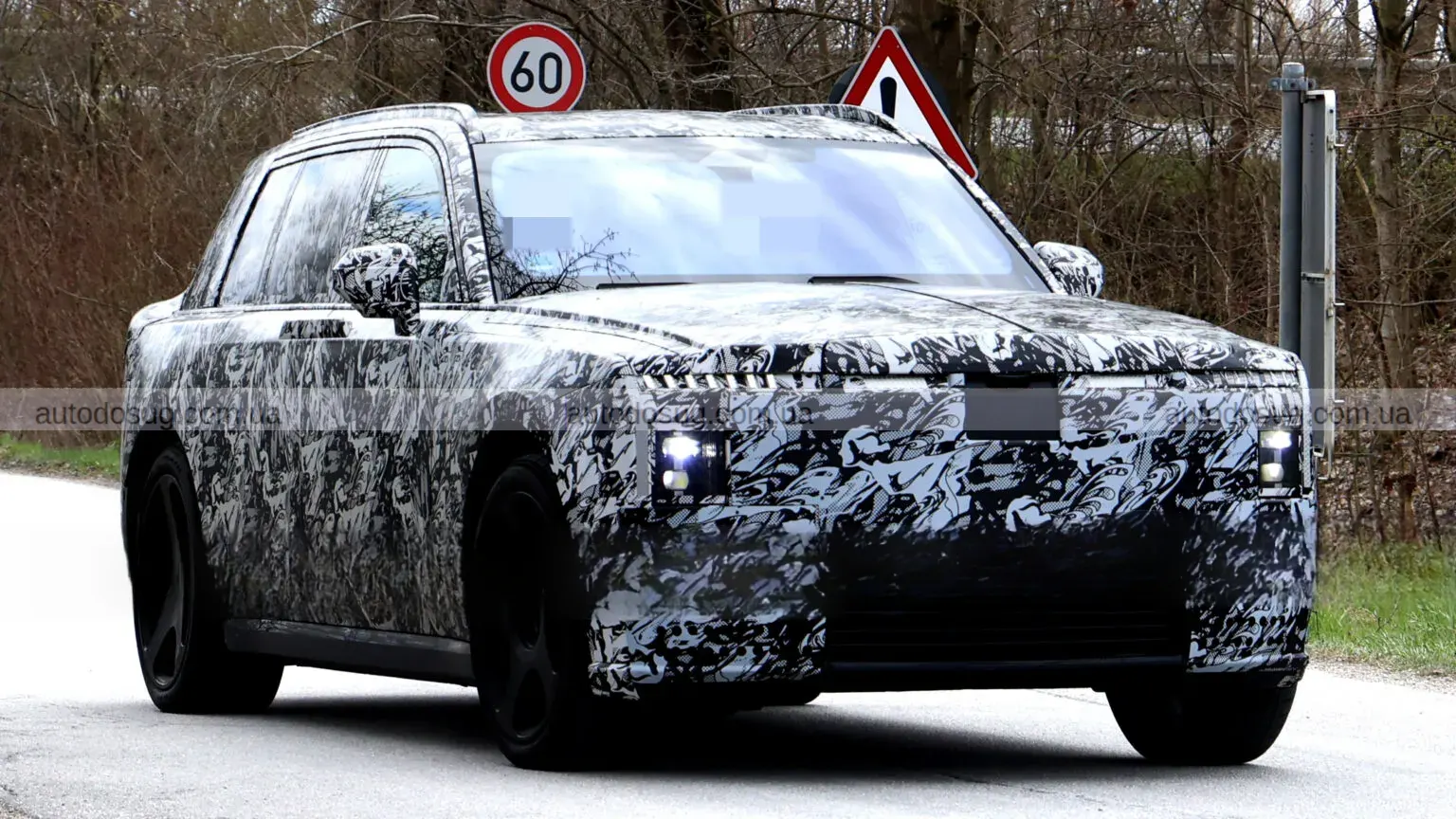 Електричний позашляховик Rolls-Royce відроджує забутий дизайн капота