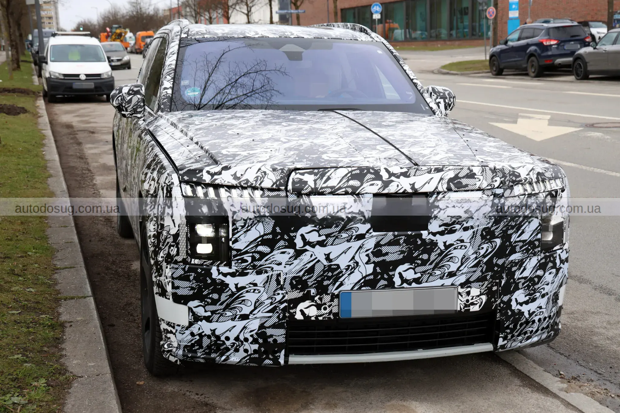 Електричний позашляховик Rolls-Royce відроджує забутий дизайн капота