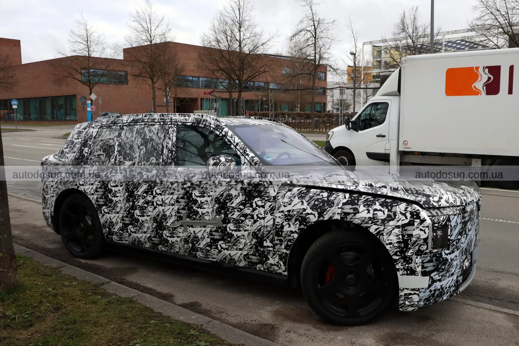 Електричний позашляховик Rolls-Royce відроджує забутий дизайн капота