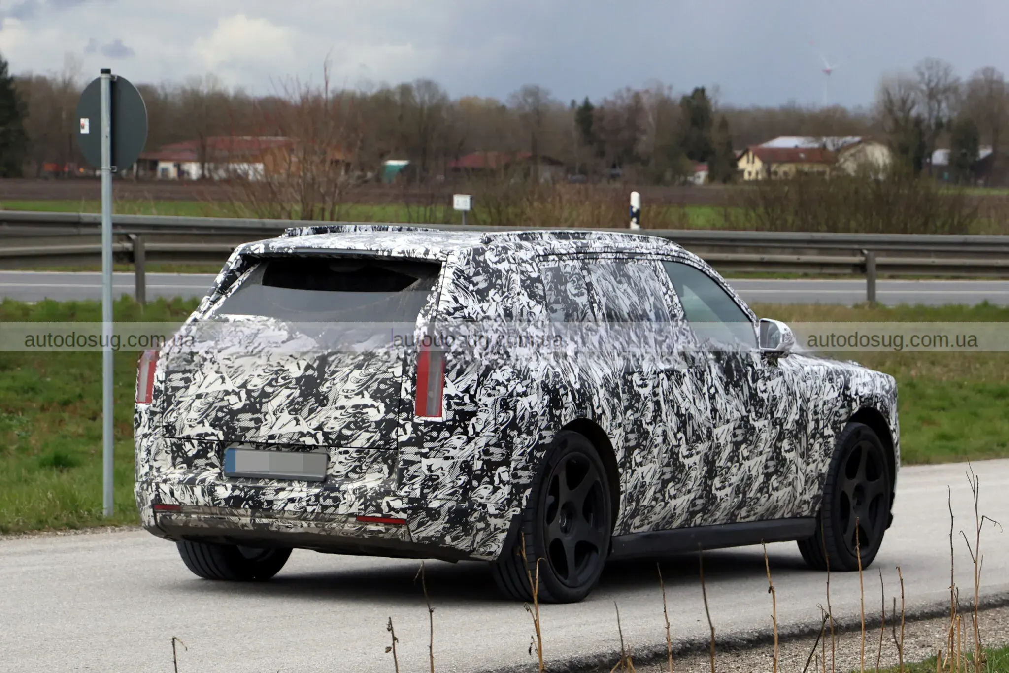 Електричний позашляховик Rolls-Royce відроджує забутий дизайн капота