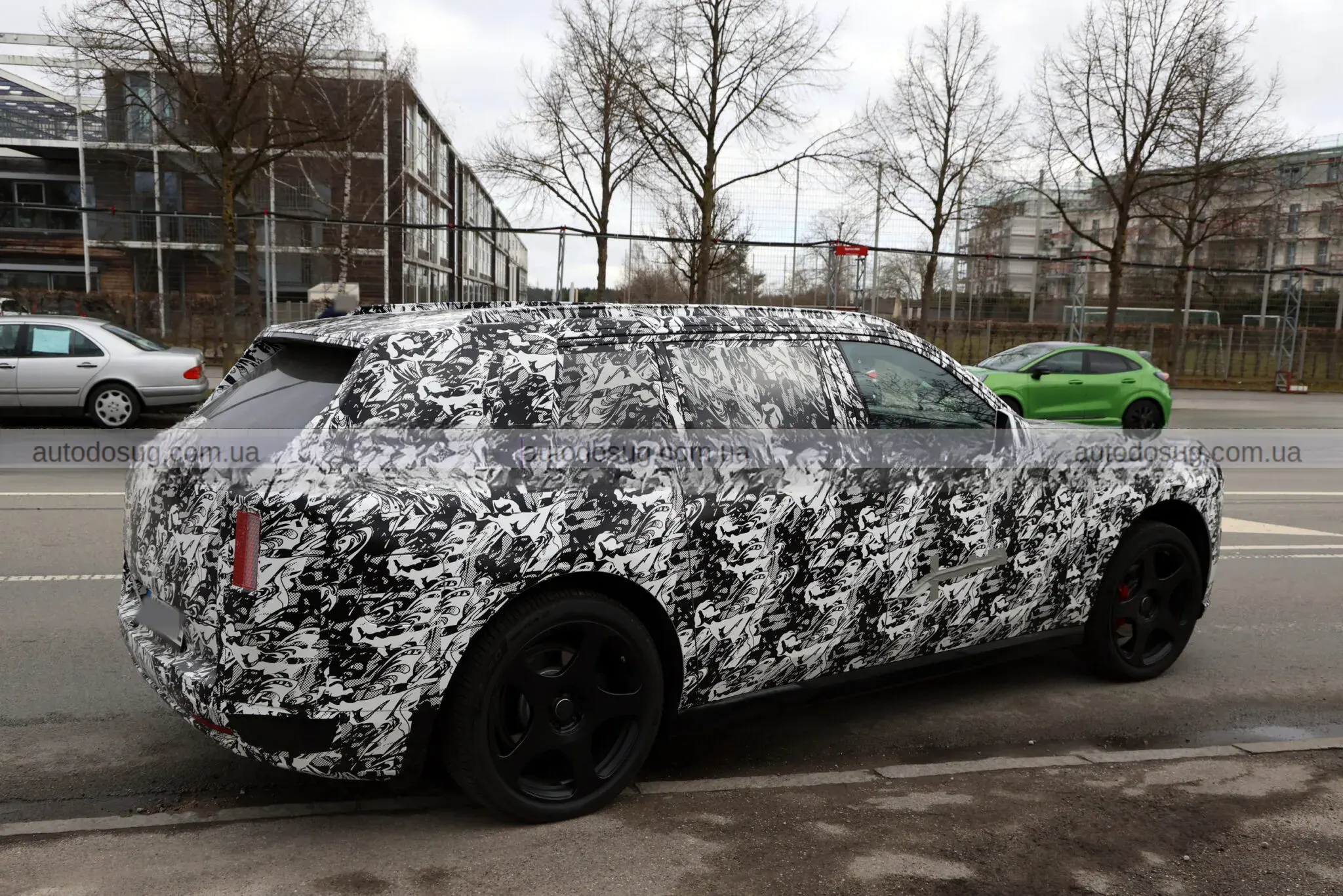 Електричний позашляховик Rolls-Royce відроджує забутий дизайн капота