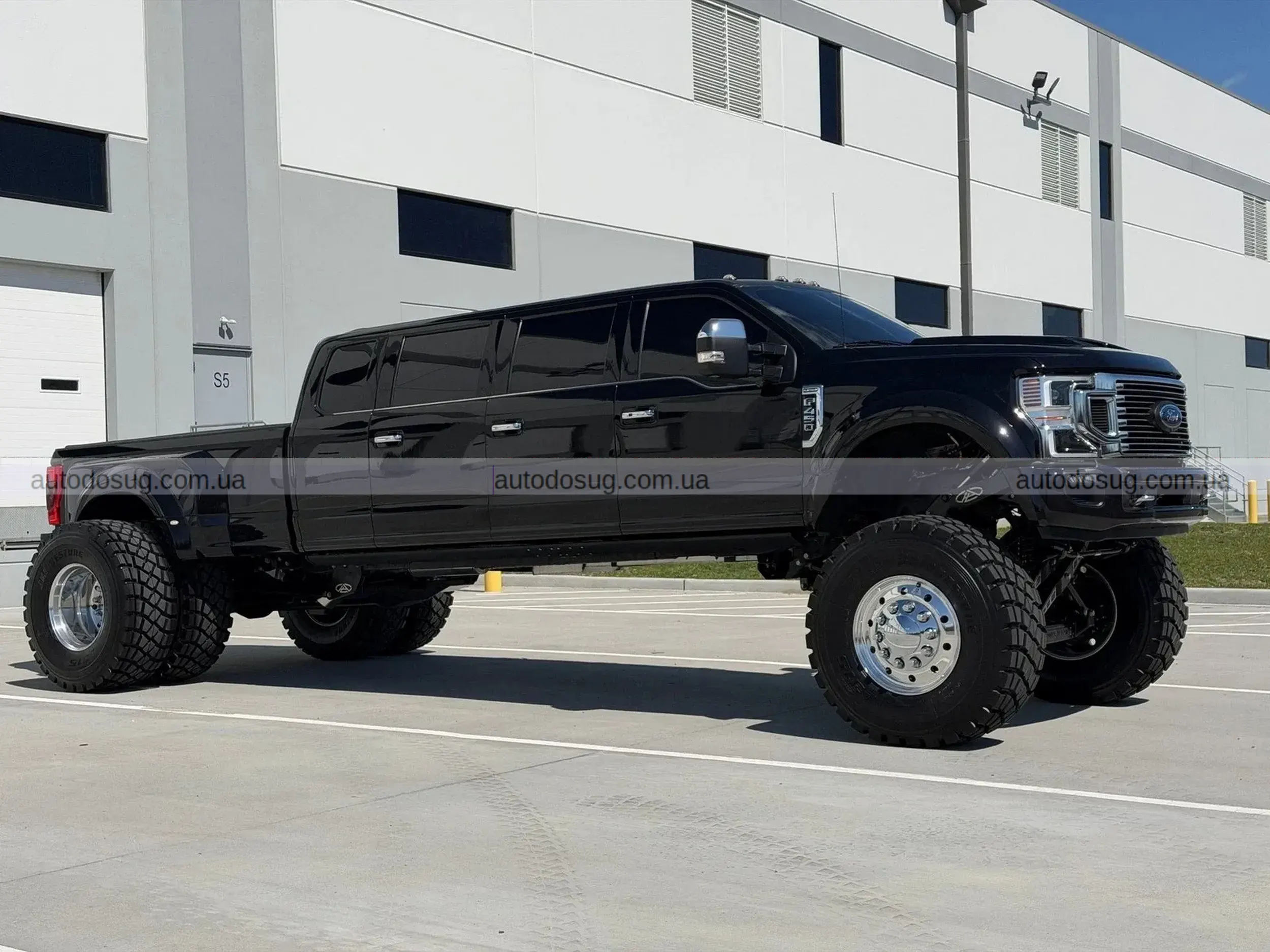 Ford F-450 перетворюється на шестидверного монстра
