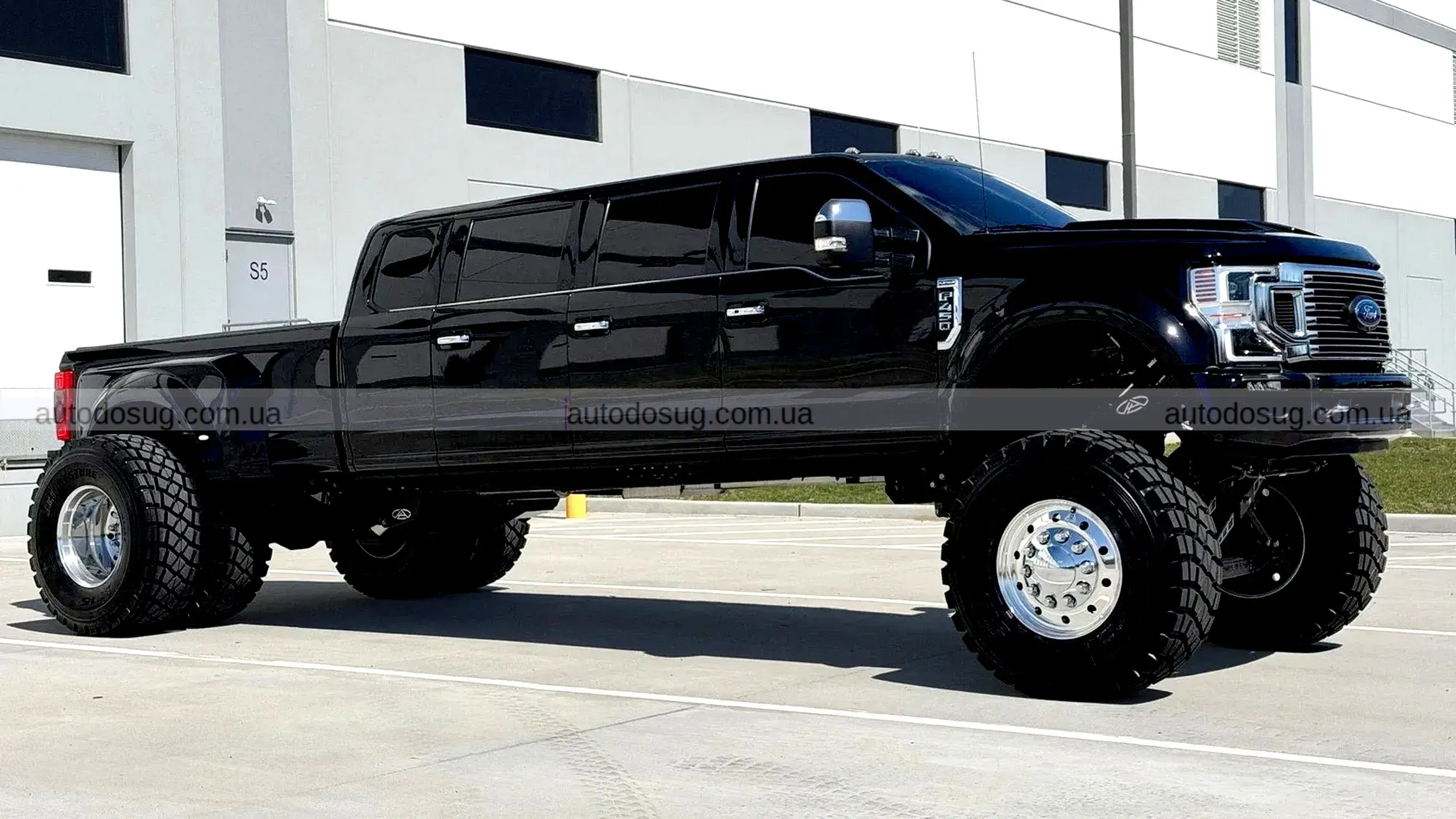 Ford F-450 перетворюється на шестидверного монстра