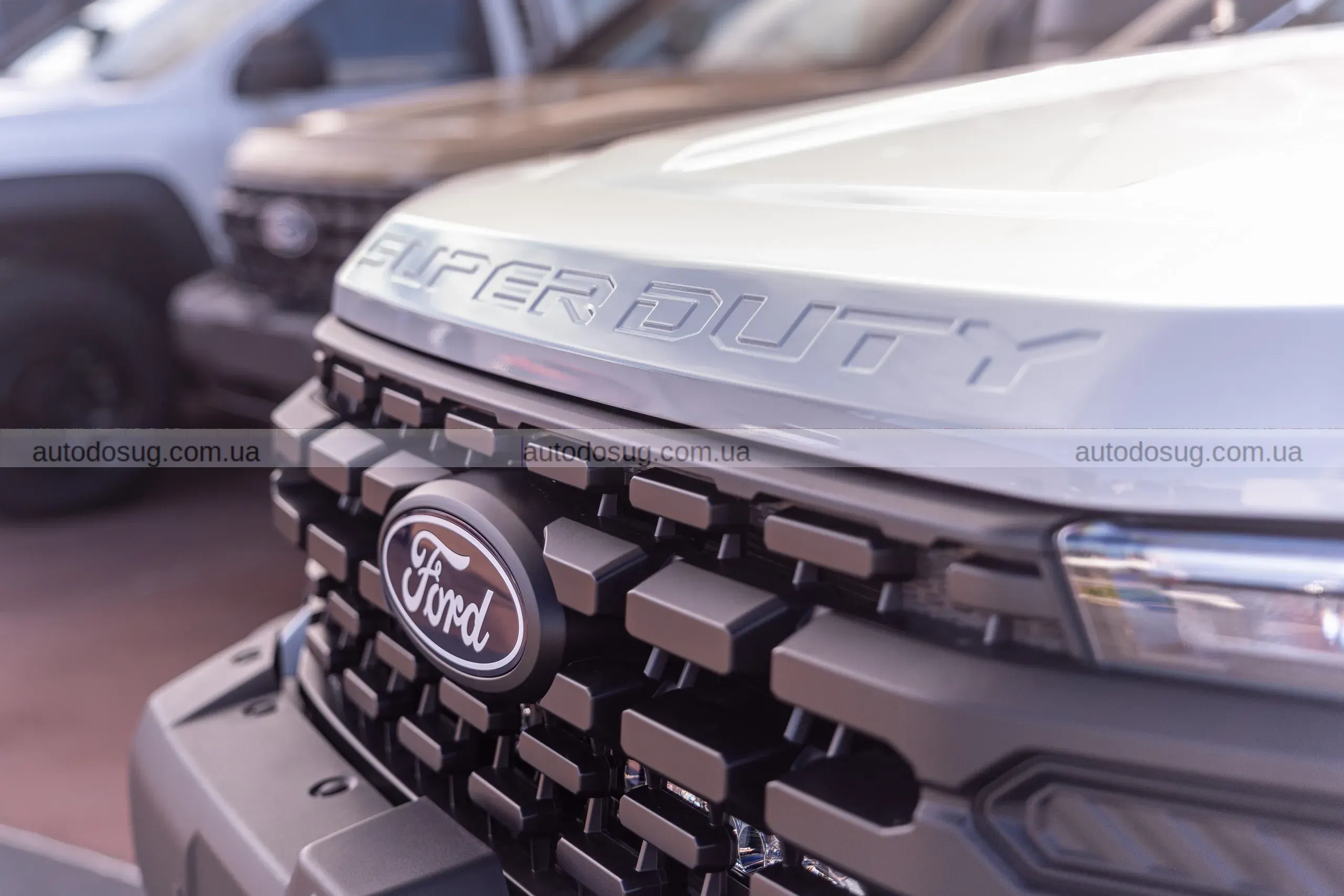 Ford роздає паливо разом із авто