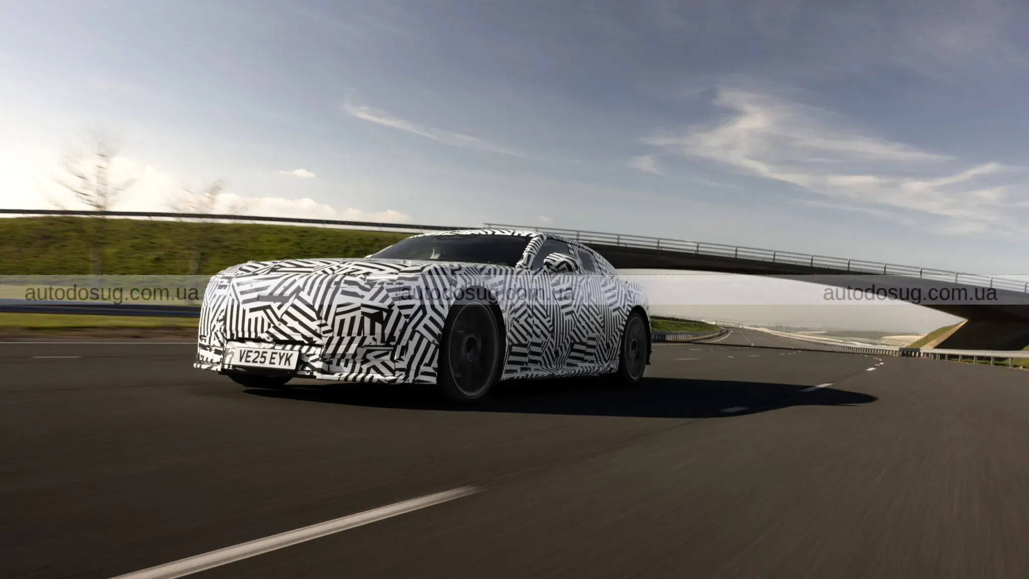 Jaguar хоче конкурувати з Bentley та змінює салон