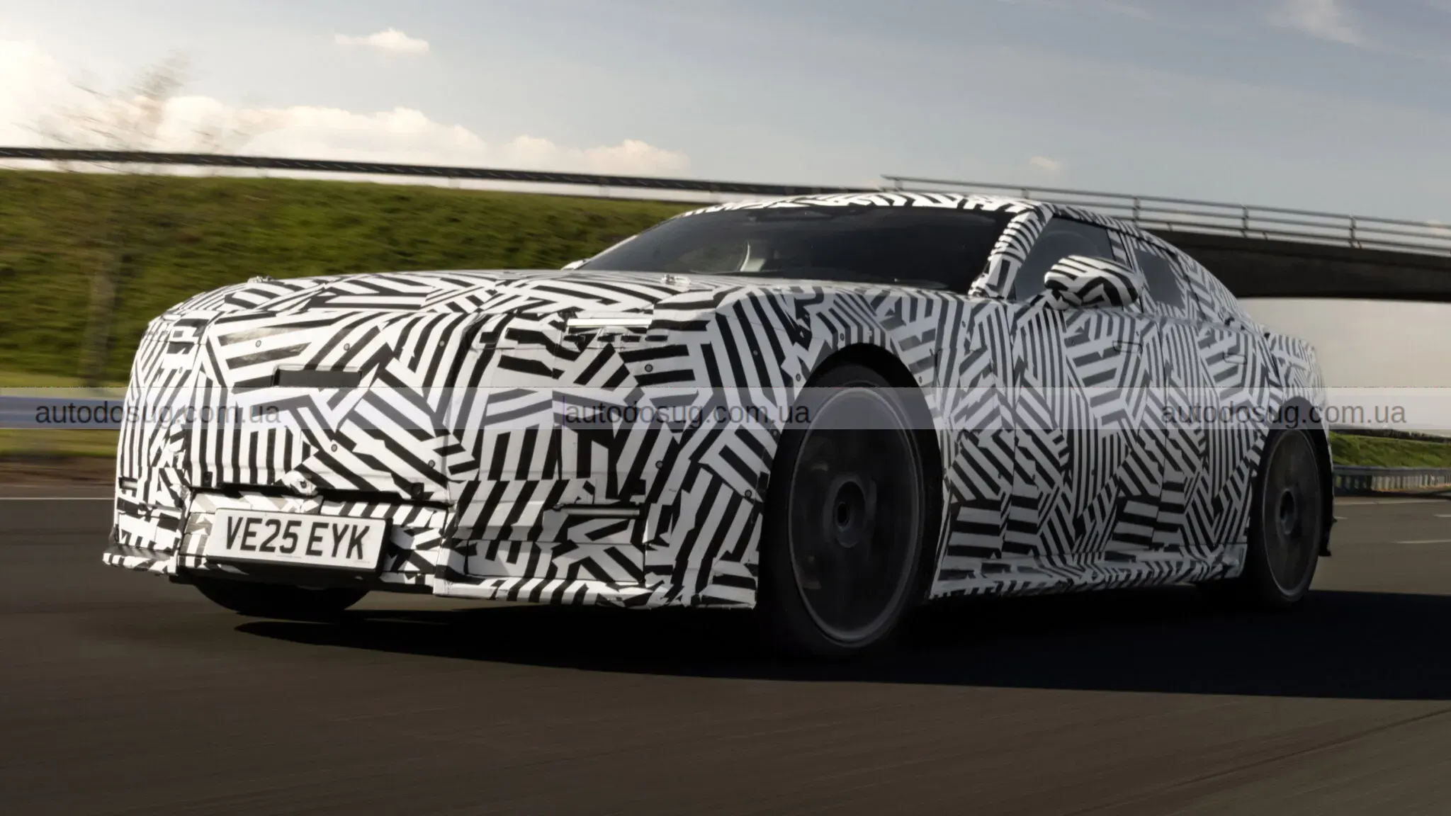 Jaguar хоче конкурувати з Bentley та змінює салон