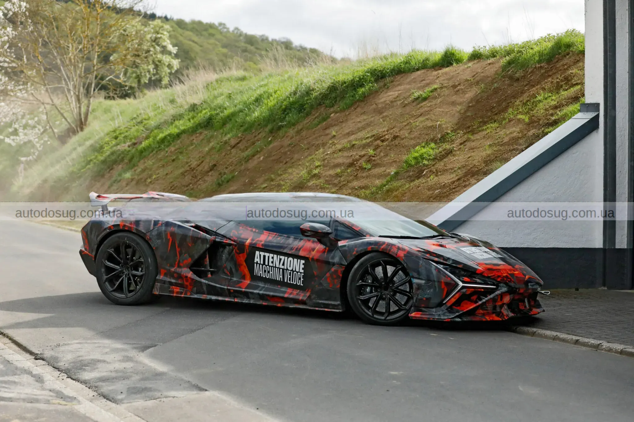 Lamborghini Revuelto SV виїхав без камуфляжу і натякнув на силу