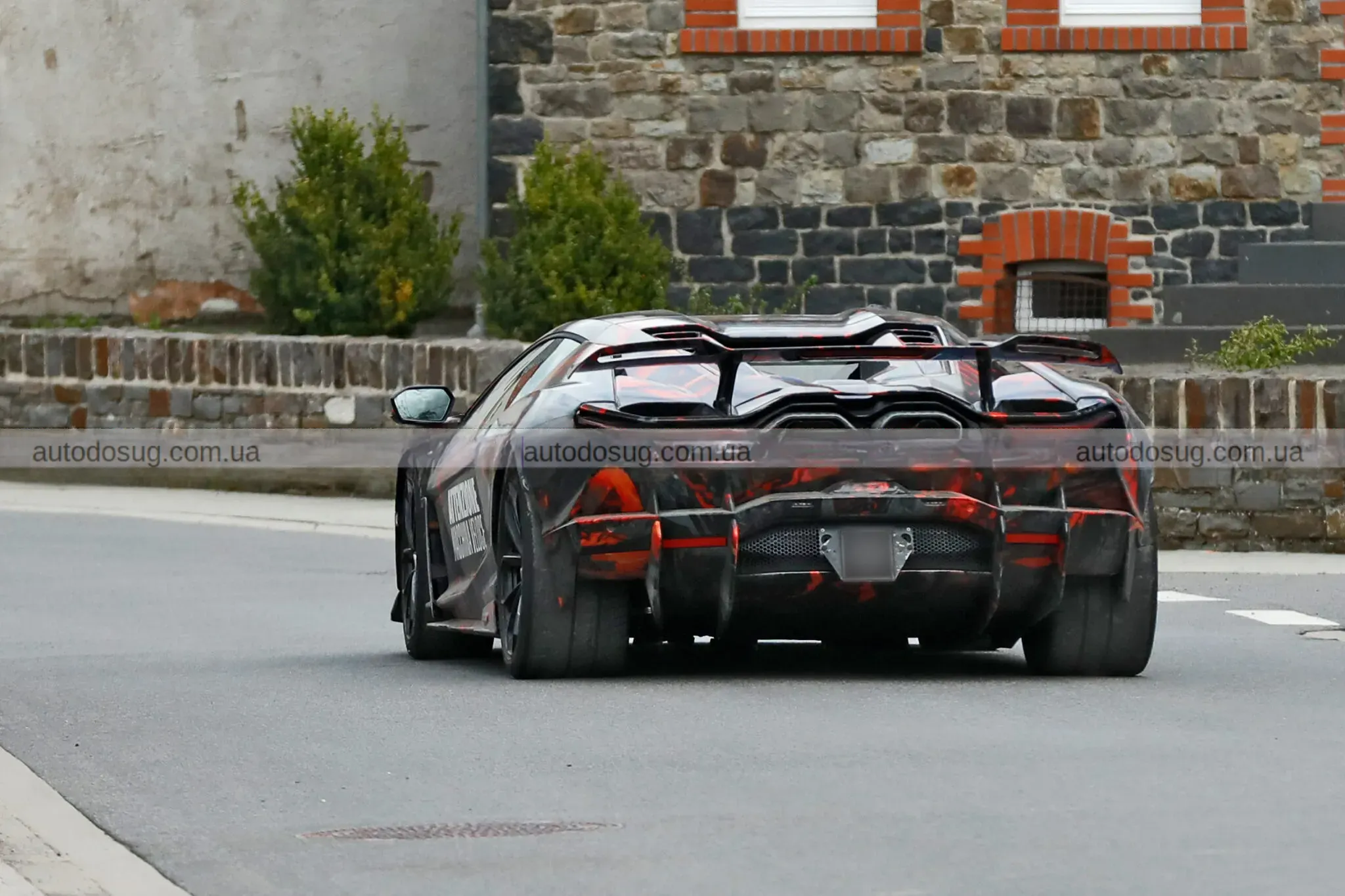 Lamborghini Revuelto SV виїхав без камуфляжу і натякнув на силу