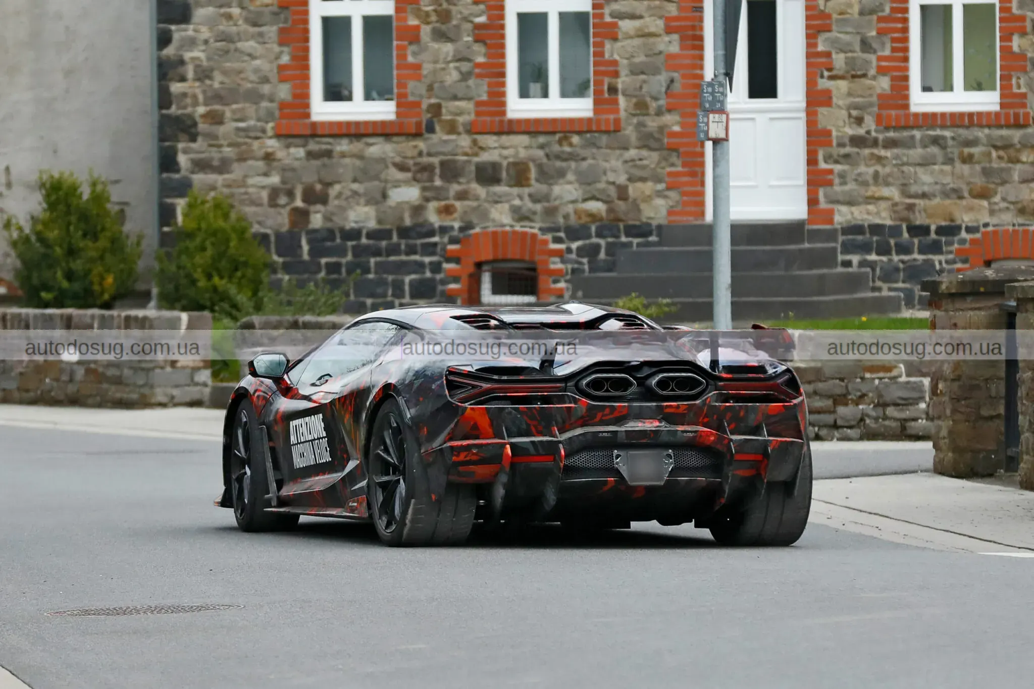 Lamborghini Revuelto SV виїхав без камуфляжу і натякнув на силу