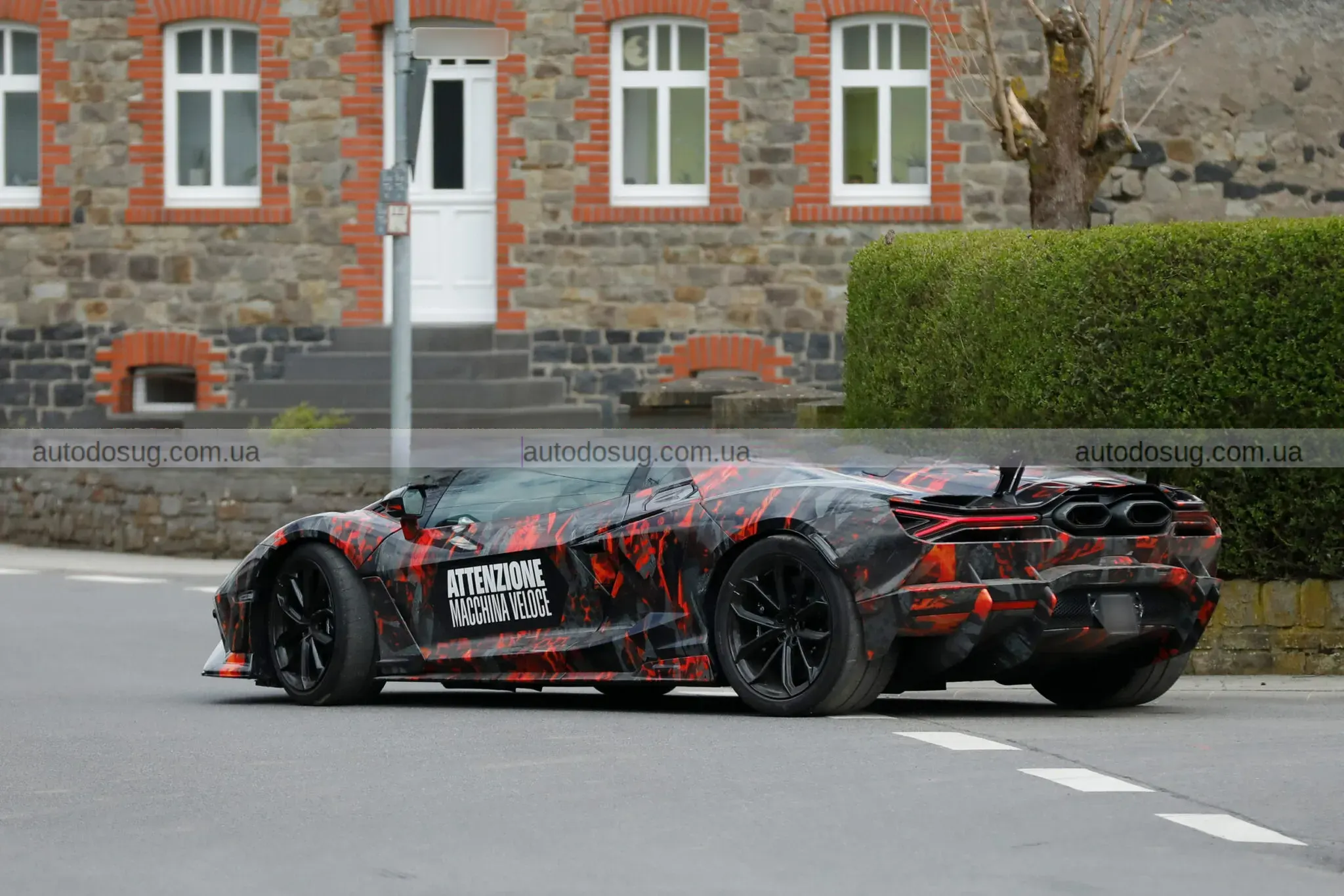 Lamborghini Revuelto SV виїхав без камуфляжу і натякнув на силу