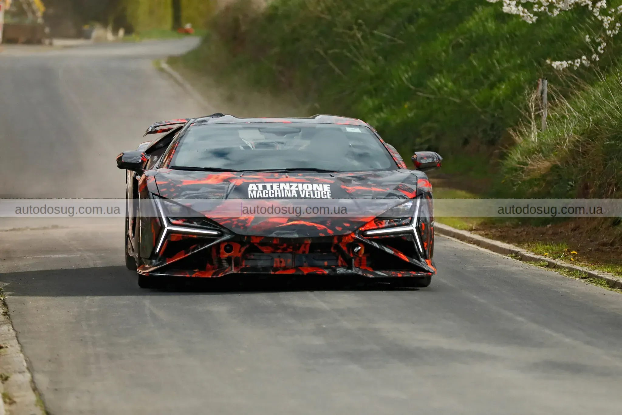 Lamborghini Revuelto SV виїхав без камуфляжу і натякнув на силу