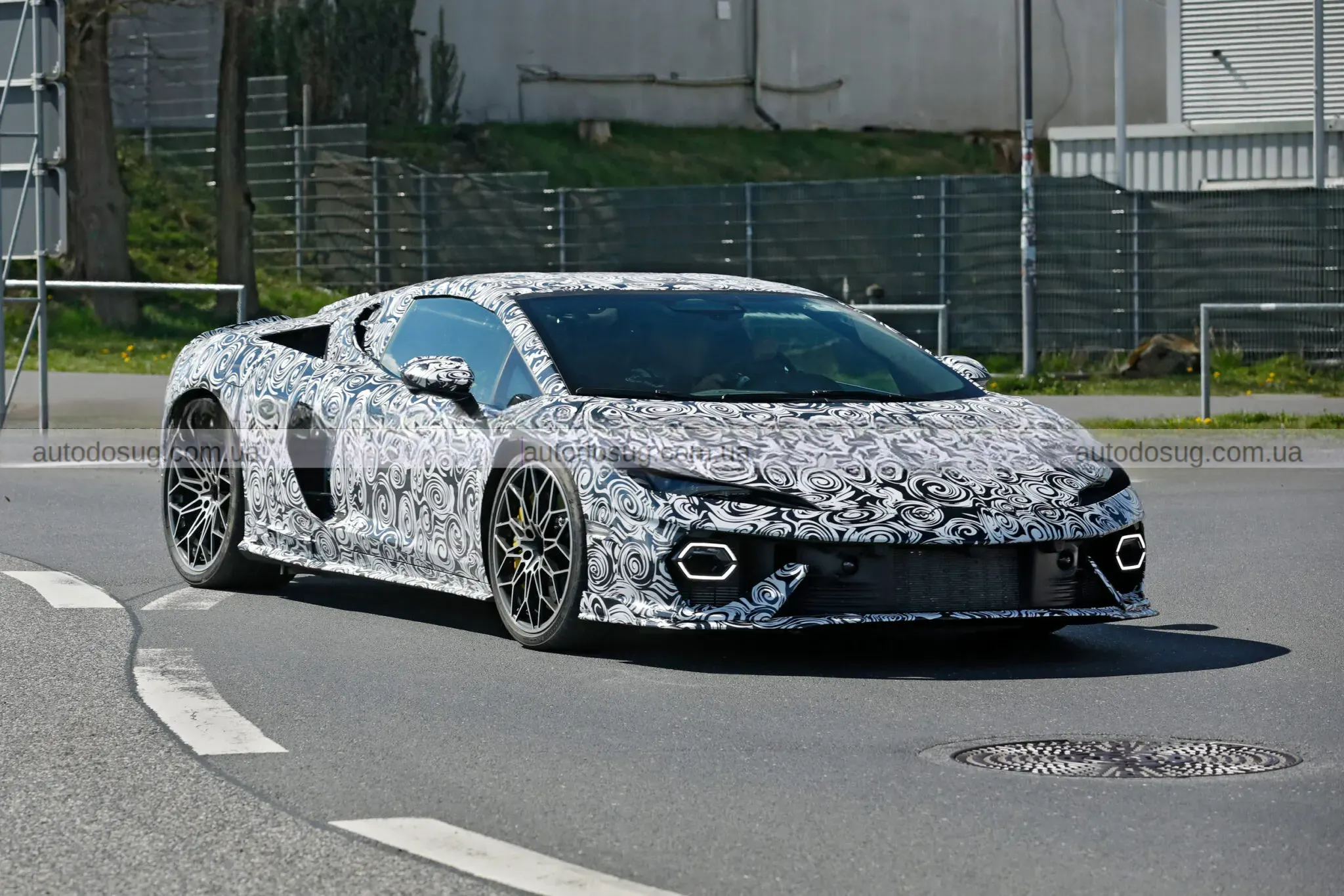 Lamborghini Temerario Spyder виїжджає без даху і лякає суперкарів