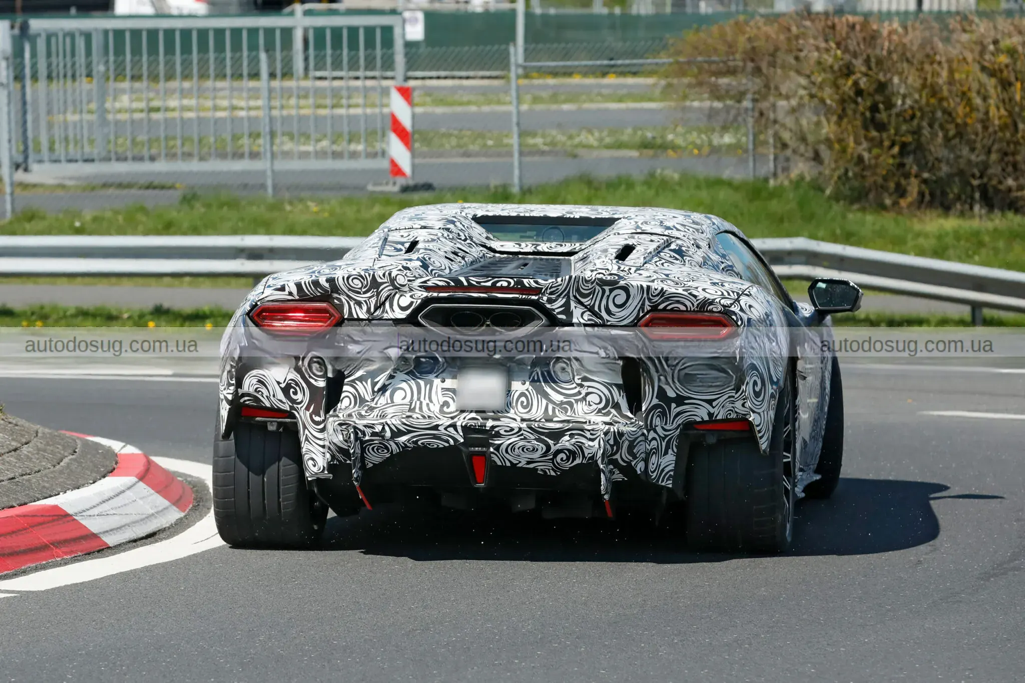 Lamborghini Temerario Spyder виїжджає без даху і лякає суперкарів
