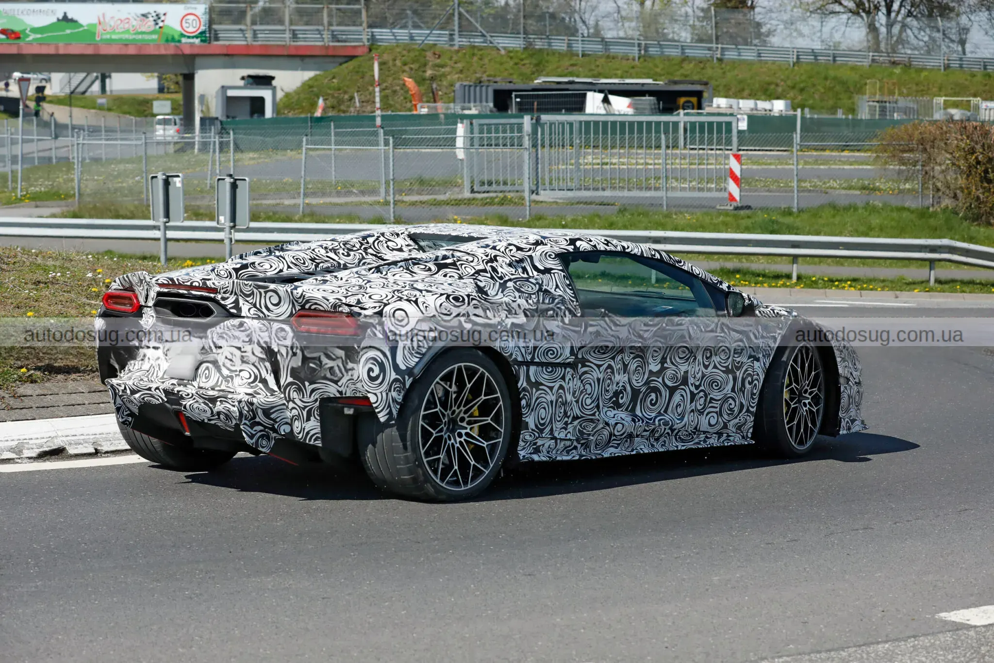 Lamborghini Temerario Spyder виїжджає без даху і лякає суперкарів