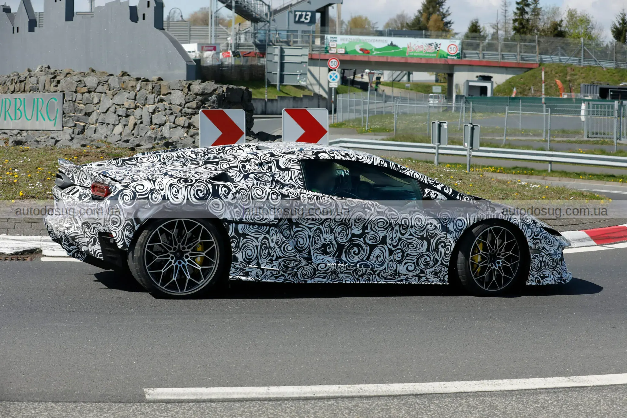 Lamborghini Temerario Spyder виїжджає без даху і лякає суперкарів