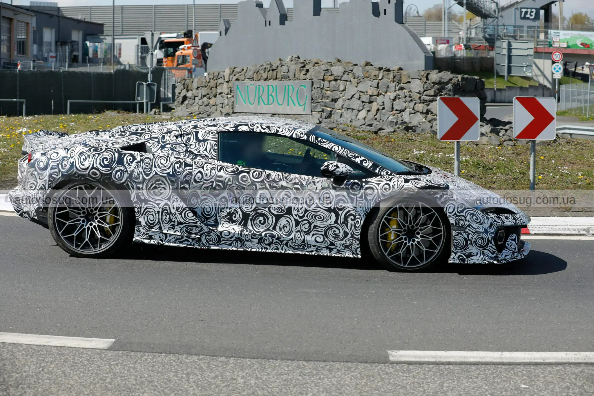 Lamborghini Temerario Spyder виїжджає без даху і лякає суперкарів