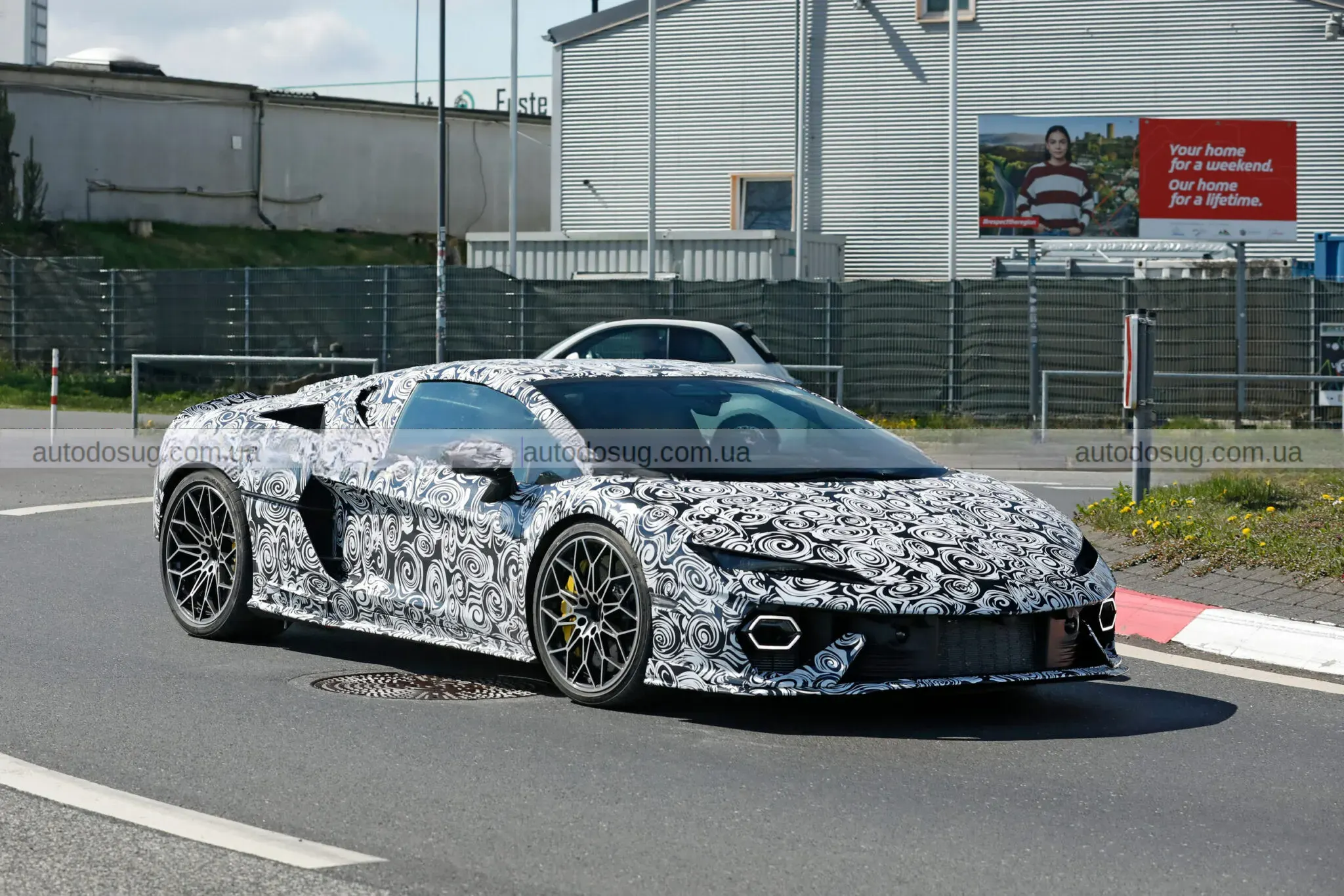 Lamborghini Temerario Spyder виїжджає без даху і лякає суперкарів