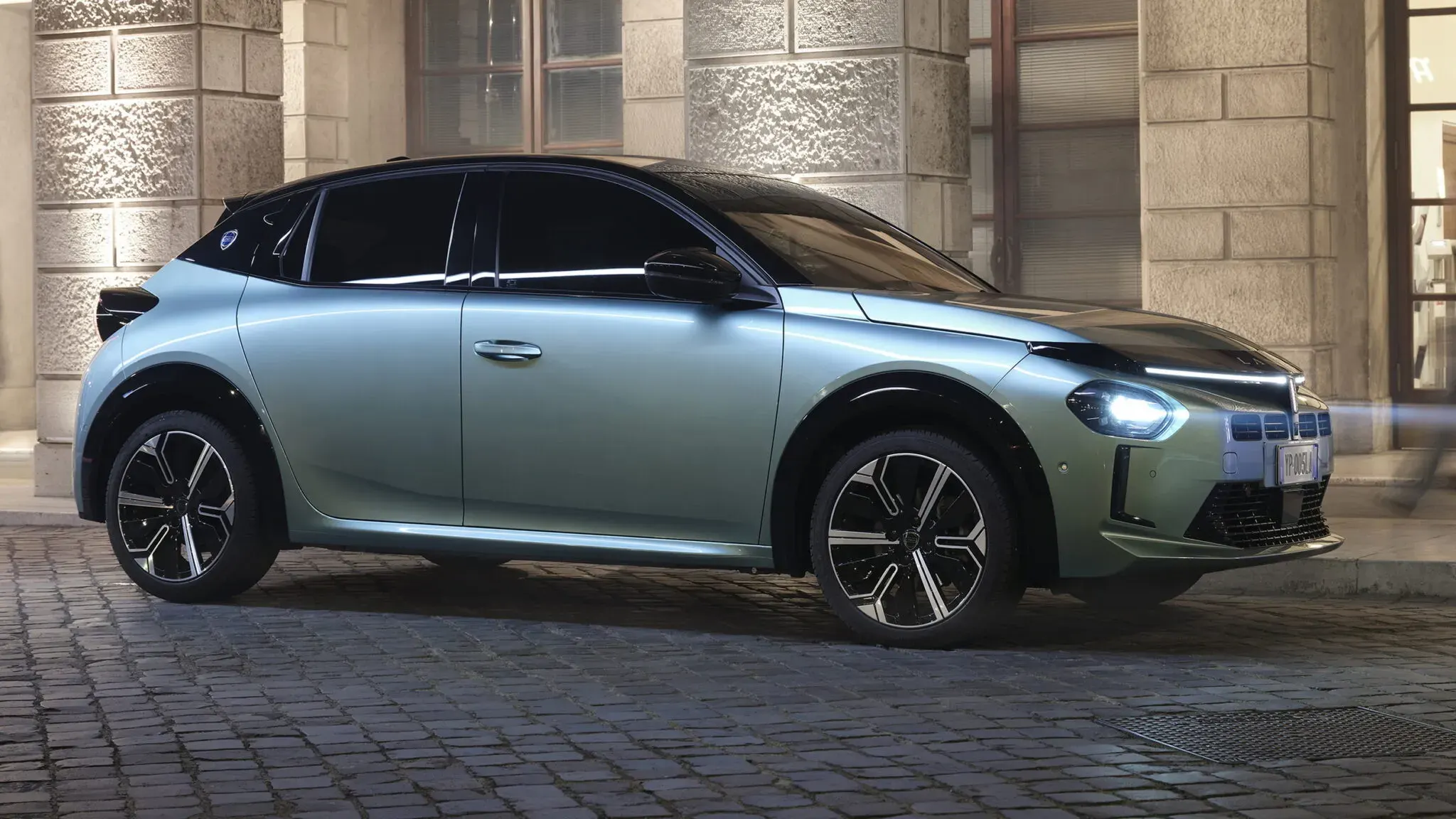 Lancia повертає механіку і турбо у новий Ypsilon