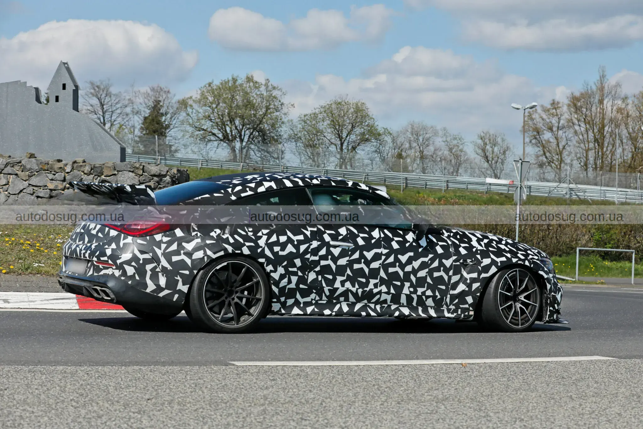 Mercedes-AMG готує сюрприз і виводить CLE 63 Mythos