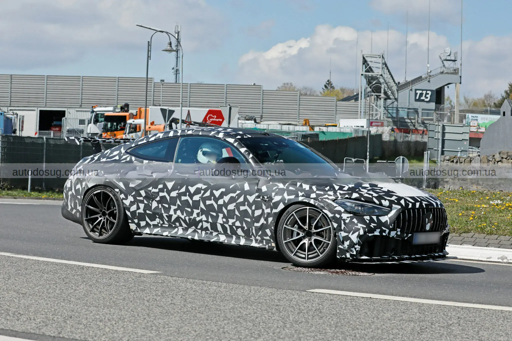 Mercedes-AMG готує сюрприз і виводить CLE 63 Mythos