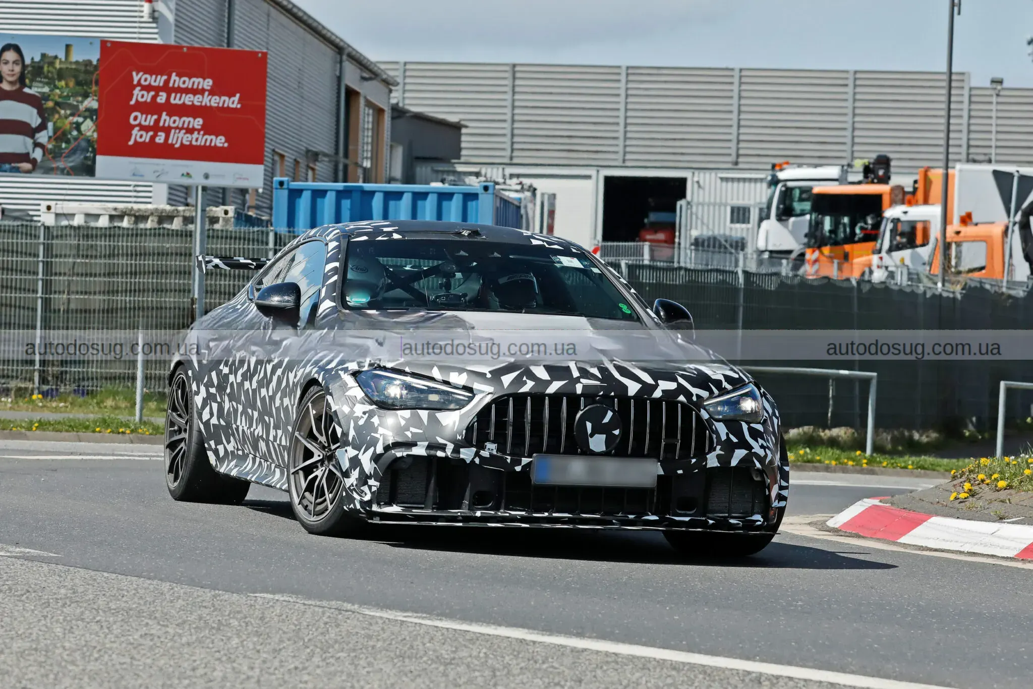Mercedes-AMG готує сюрприз і виводить CLE 63 Mythos