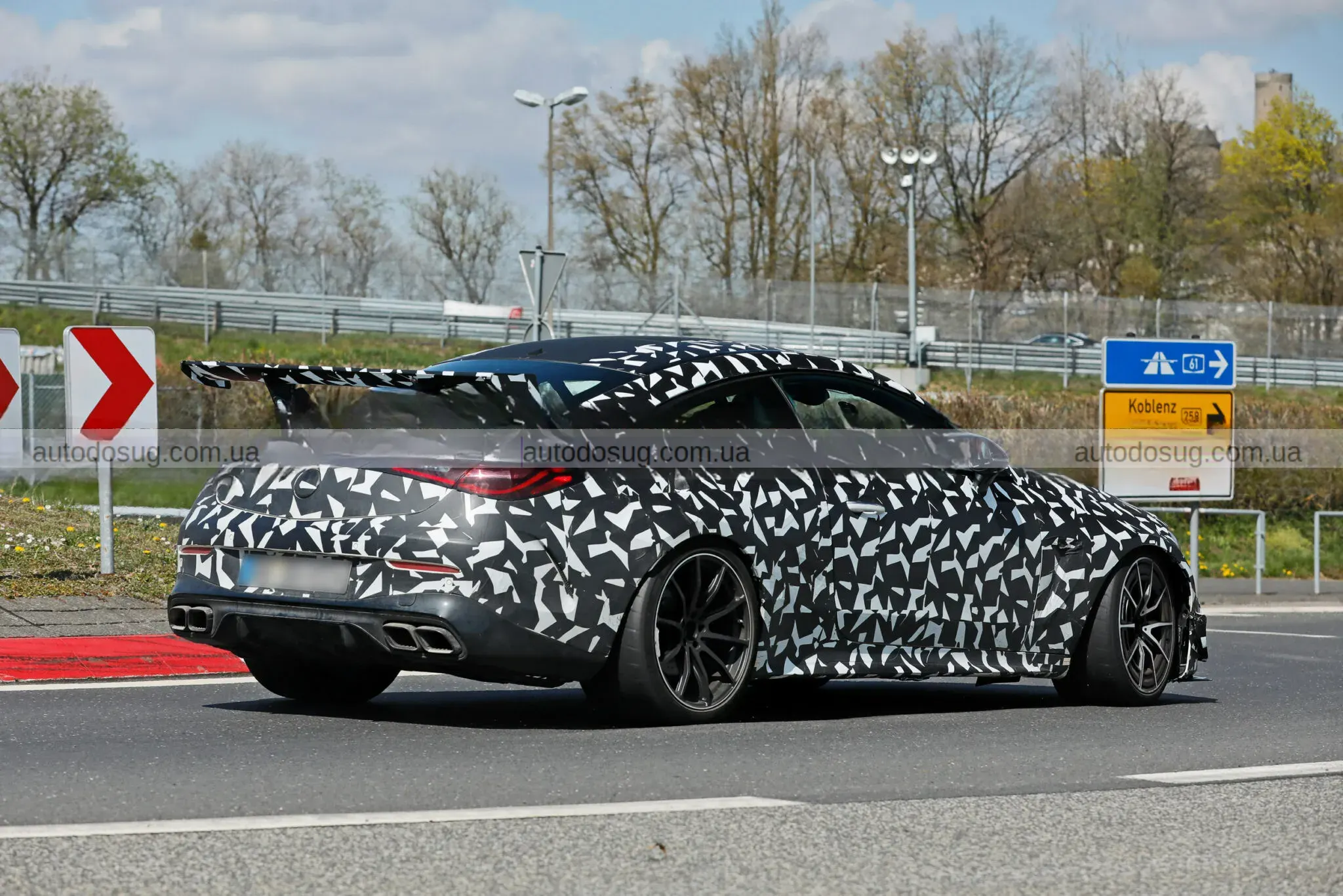 Mercedes-AMG готує сюрприз і виводить CLE 63 Mythos