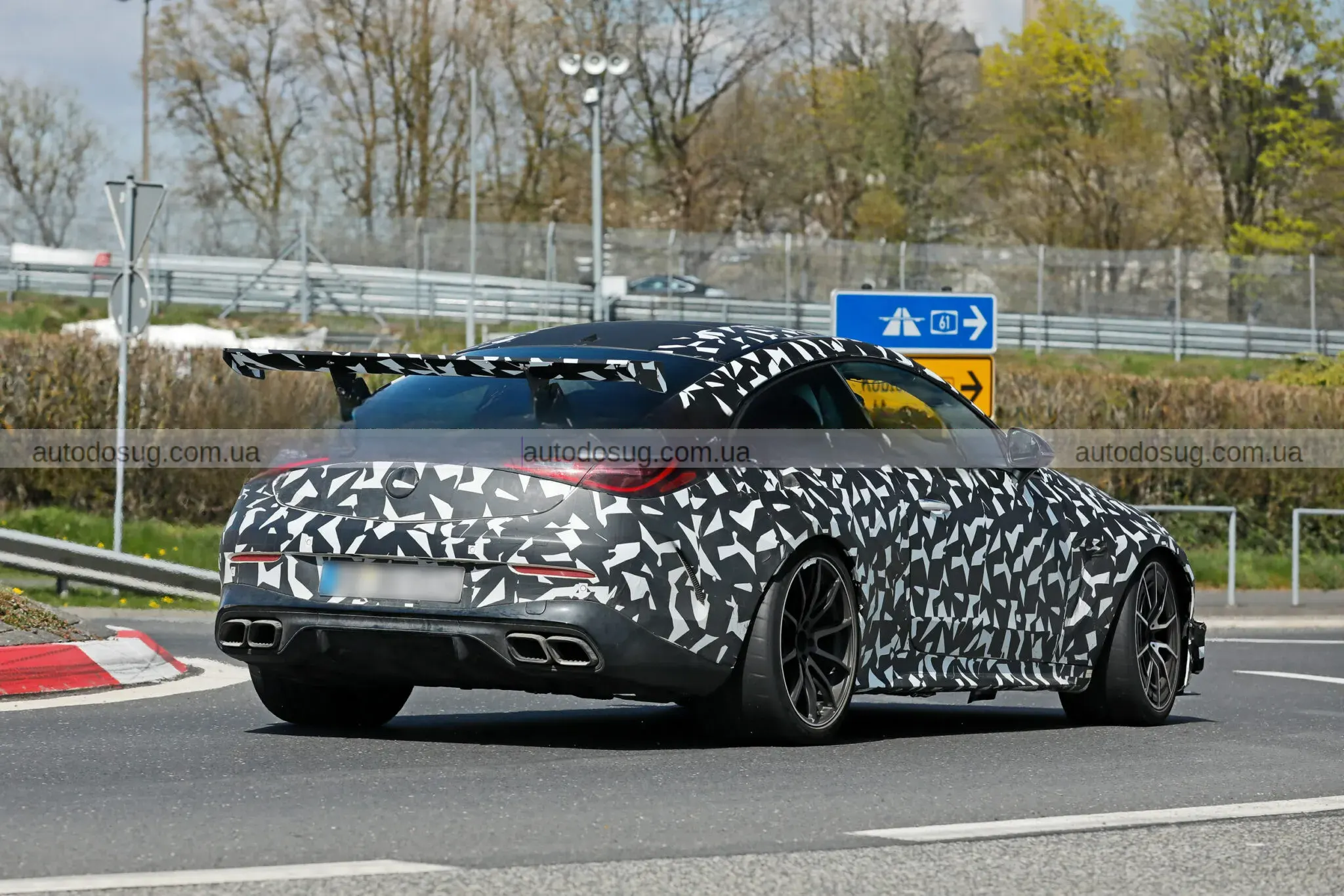 Mercedes-AMG готує сюрприз і виводить CLE 63 Mythos