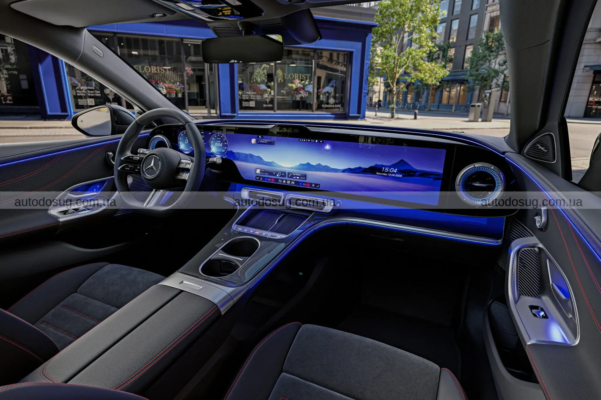 Mercedes показує вау-салон та один гігантський екран електричного C-Class