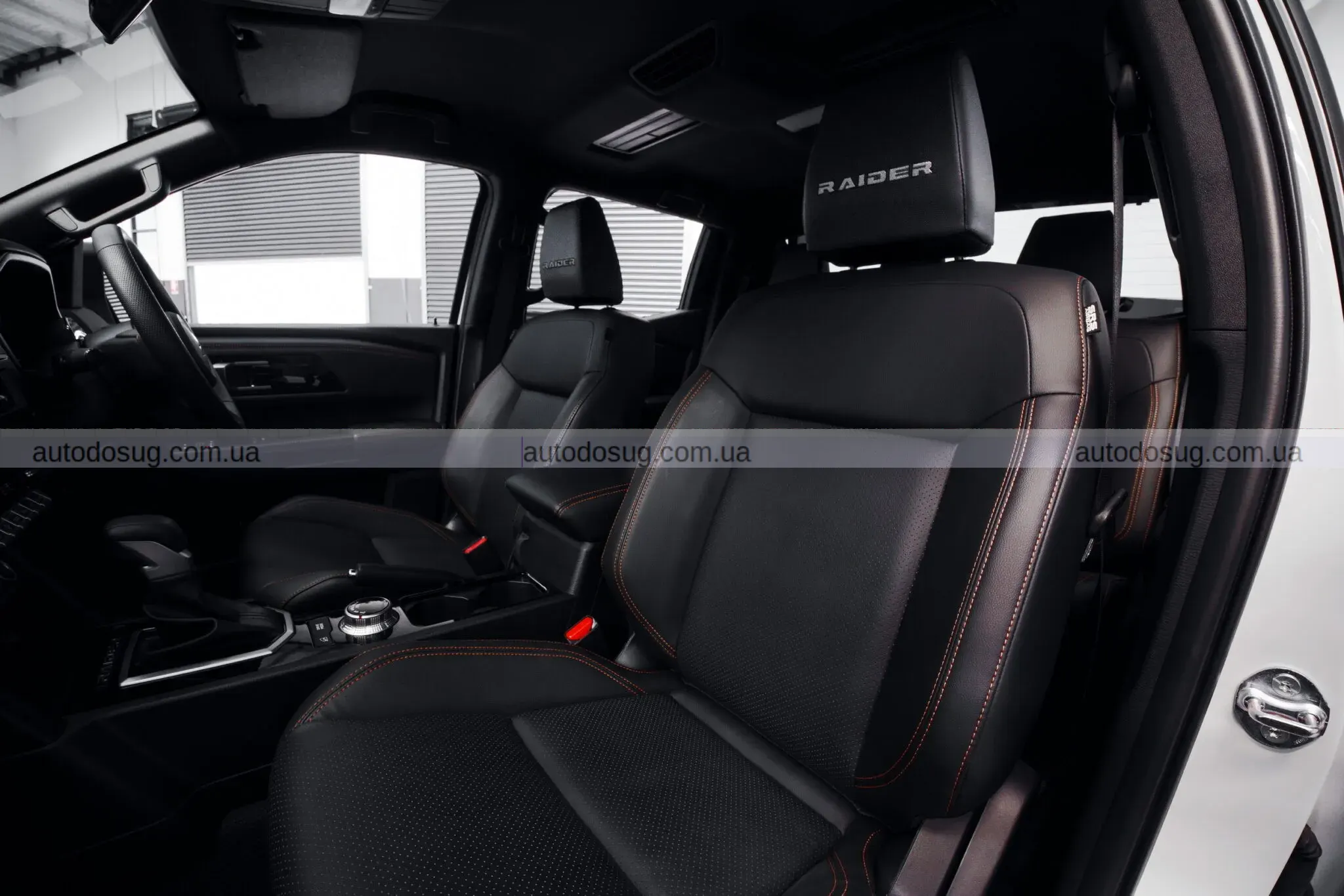 Mitsubishi Triton Raider виходить на бездоріжжя і кидає виклик лідерам