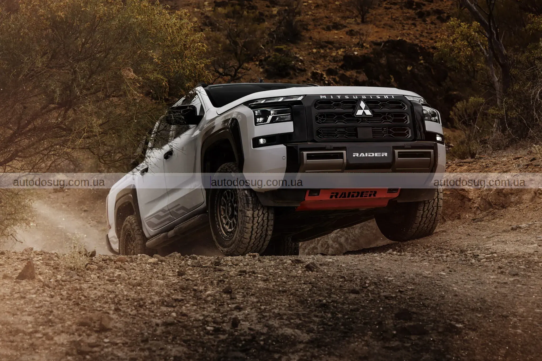 Mitsubishi Triton Raider виходить на бездоріжжя і кидає виклик лідерам