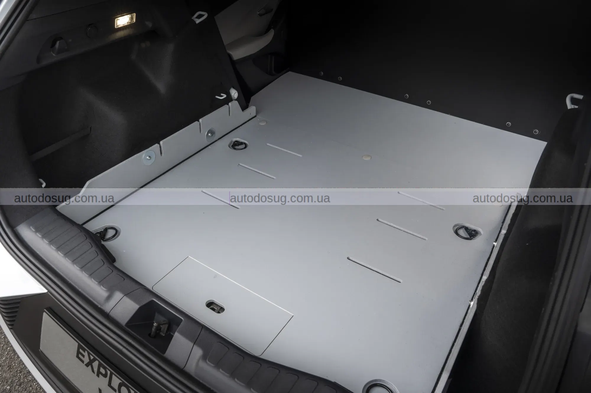 Новий електричний фургон Ford виглядає як машина поліцейського під прикриттям