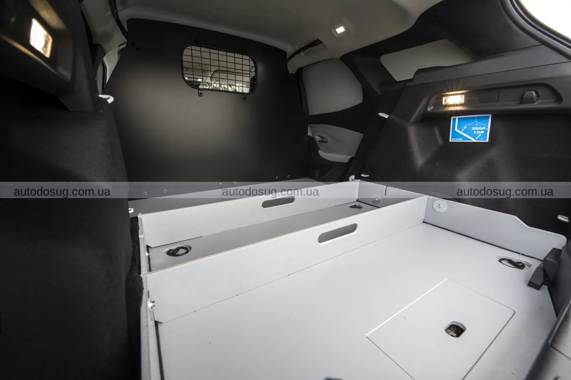 Новий електричний фургон Ford виглядає як машина поліцейського під прикриттям