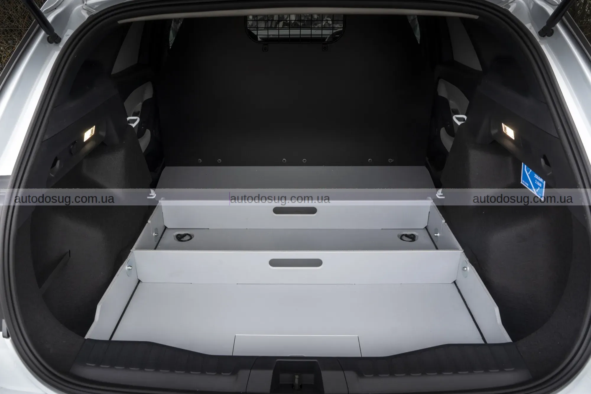 Новий електричний фургон Ford виглядає як машина поліцейського під прикриттям