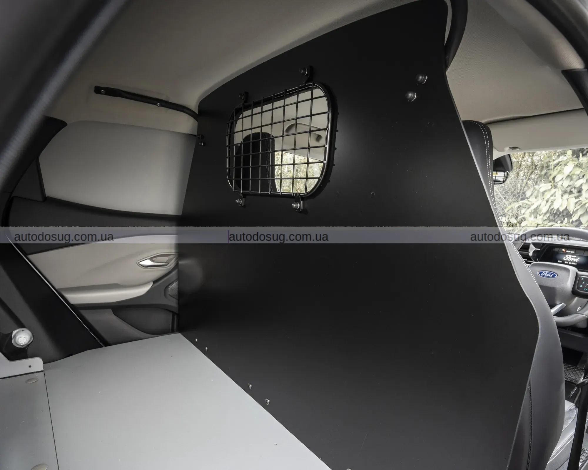 Новий електричний фургон Ford виглядає як машина поліцейського під прикриттям