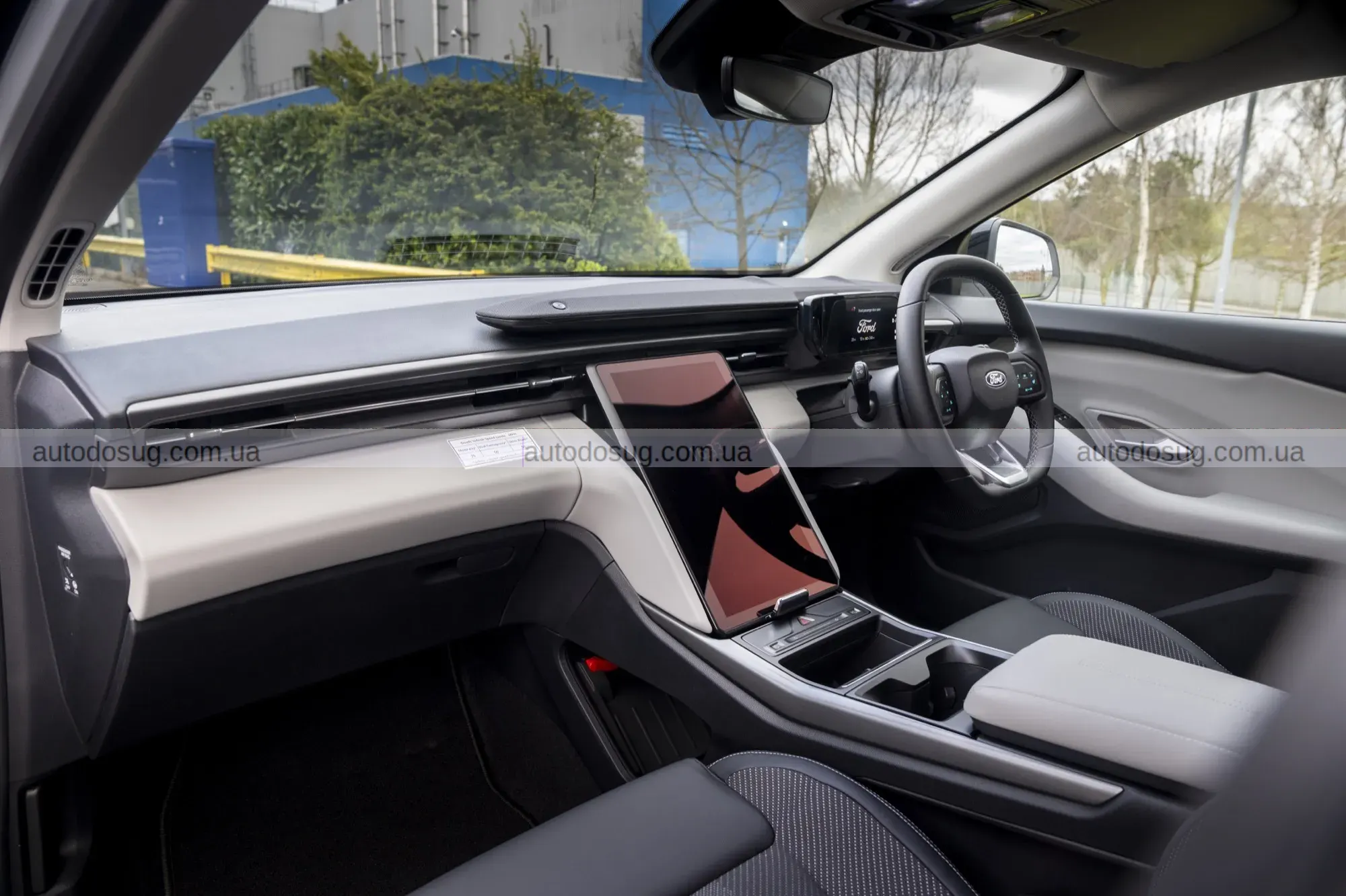 Новий електричний фургон Ford виглядає як машина поліцейського під прикриттям