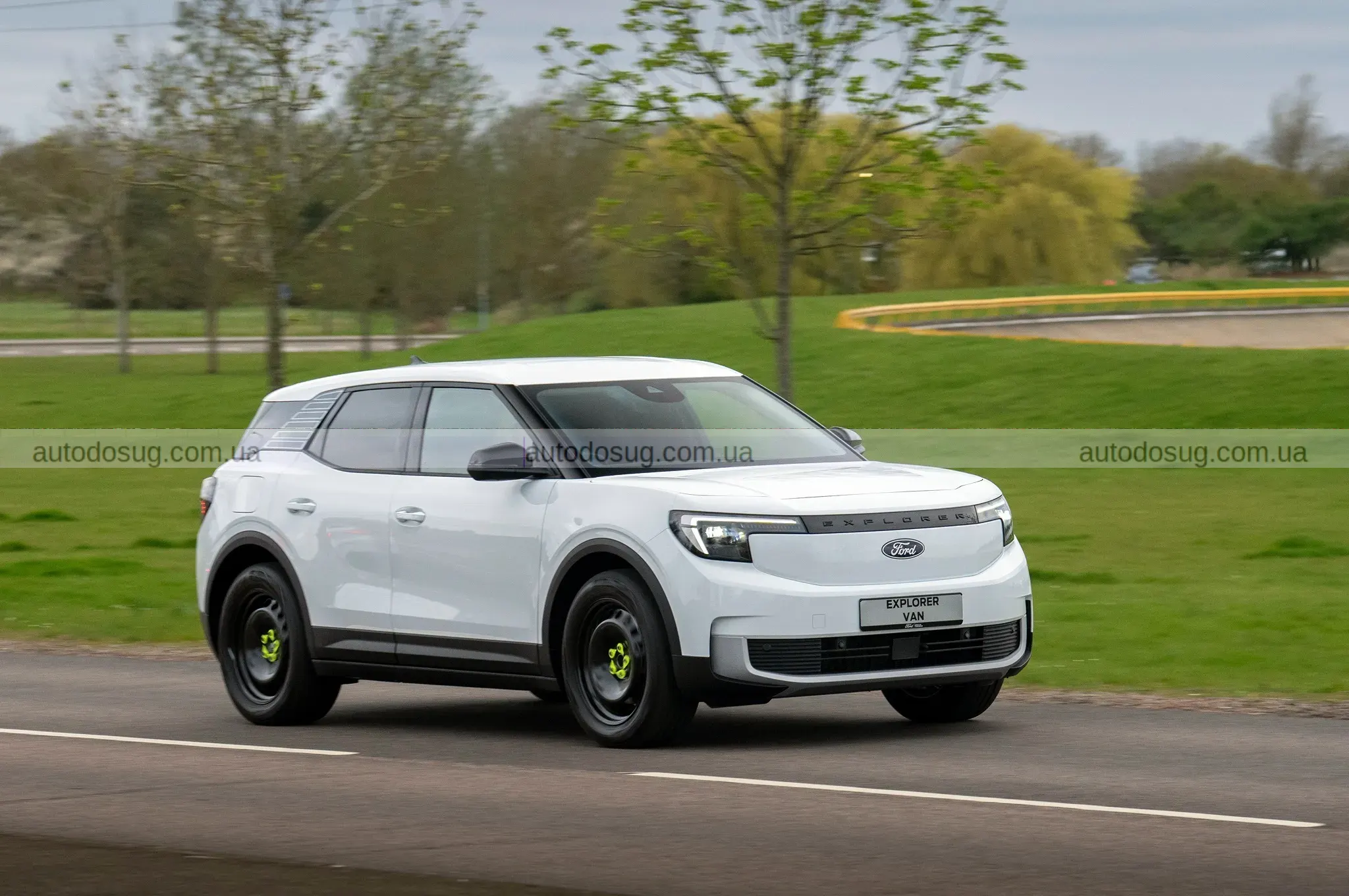 Новий електричний фургон Ford виглядає як машина поліцейського під прикриттям