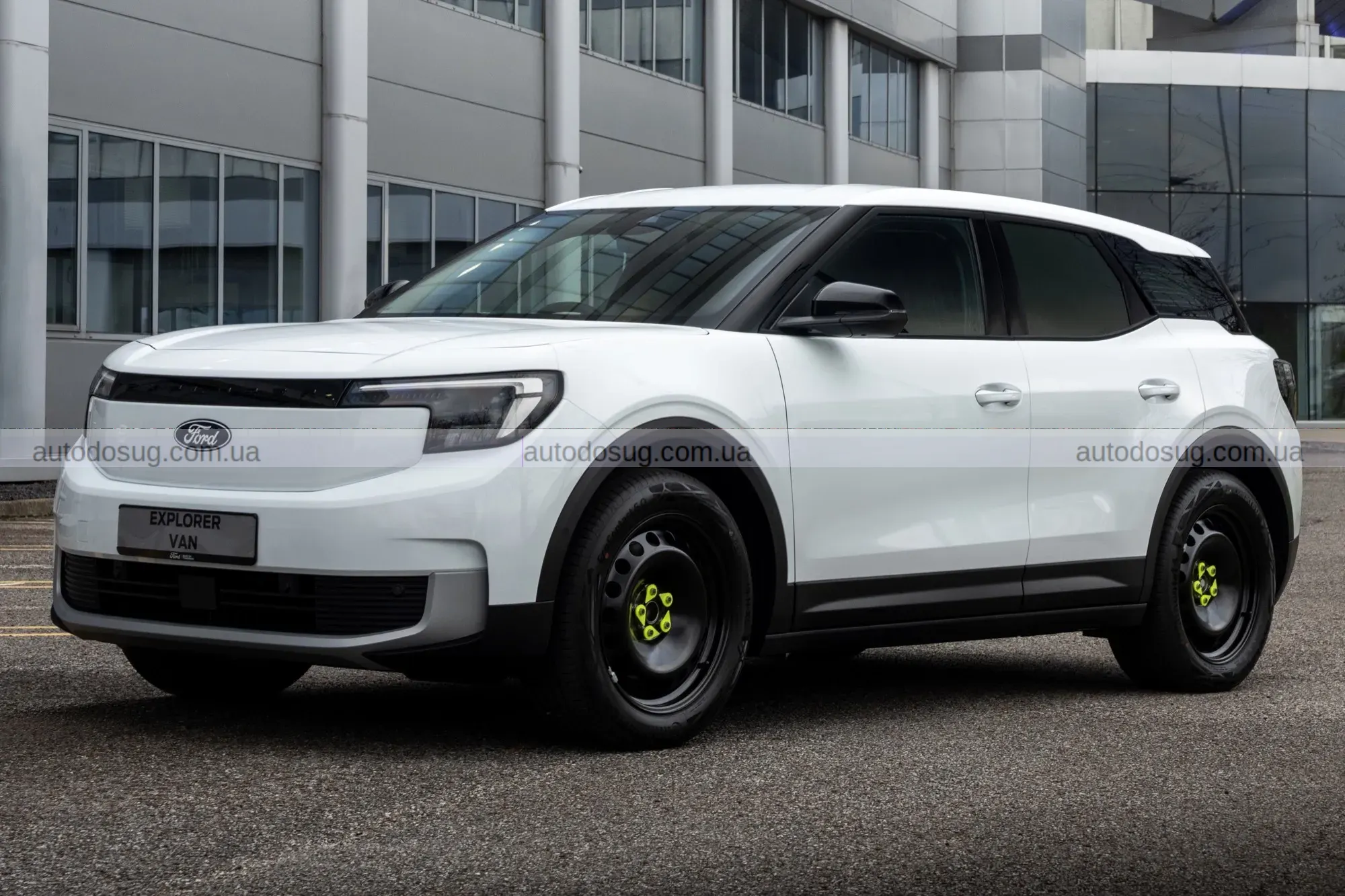 Новий електричний фургон Ford виглядає як машина поліцейського під прикриттям