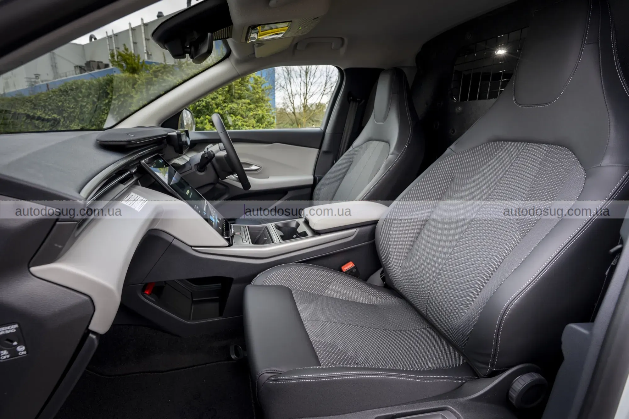 Новий електричний фургон Ford виглядає як машина поліцейського під прикриттям