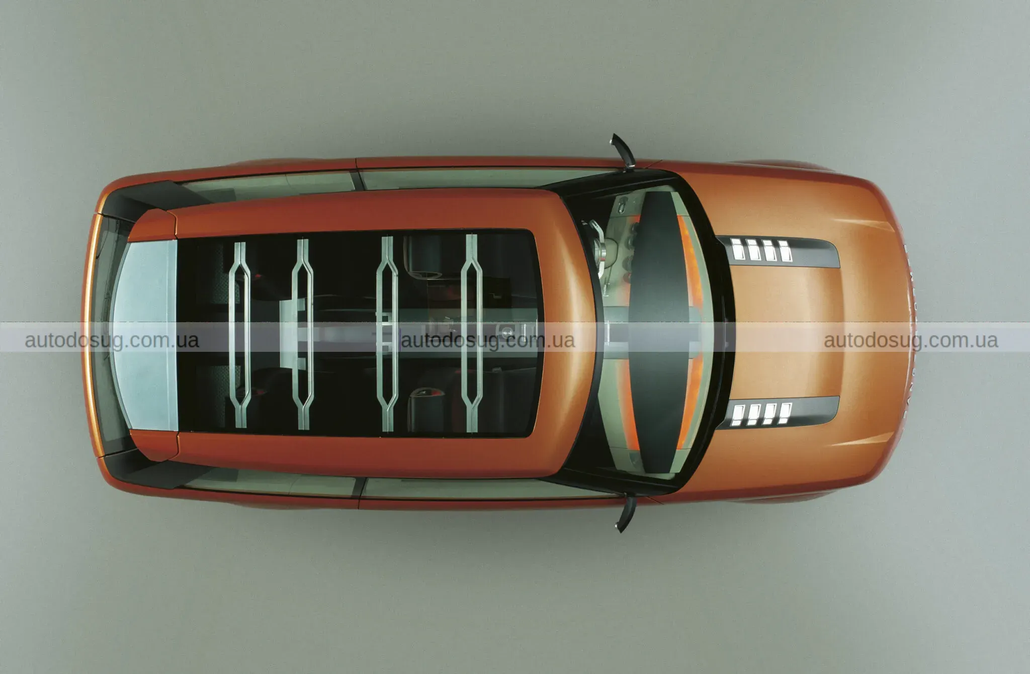 Range Rover Sport святкує 20 років і виходить у новій помаранчевій ретро-версії