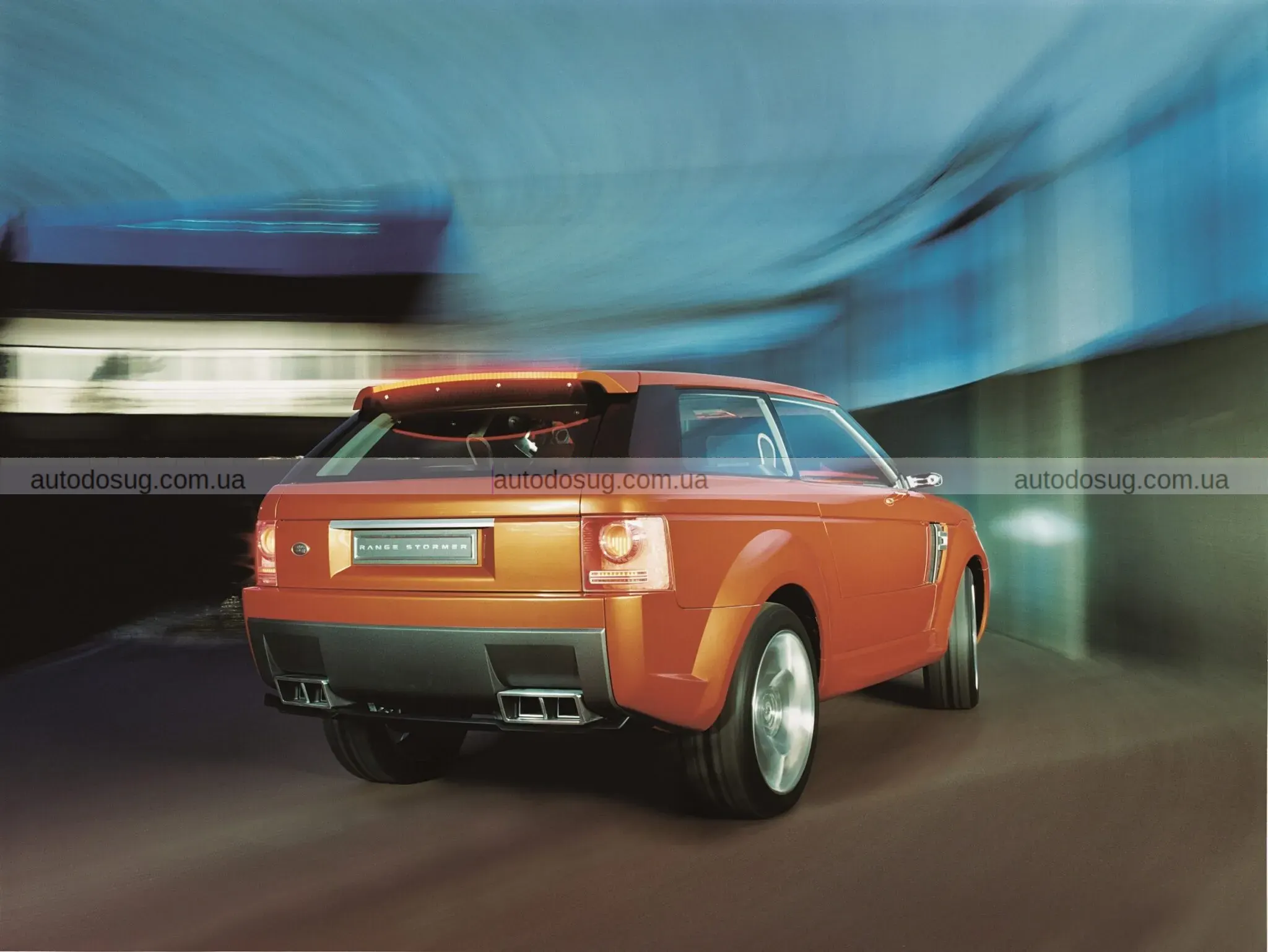 Range Rover Sport святкує 20 років і виходить у новій помаранчевій ретро-версії